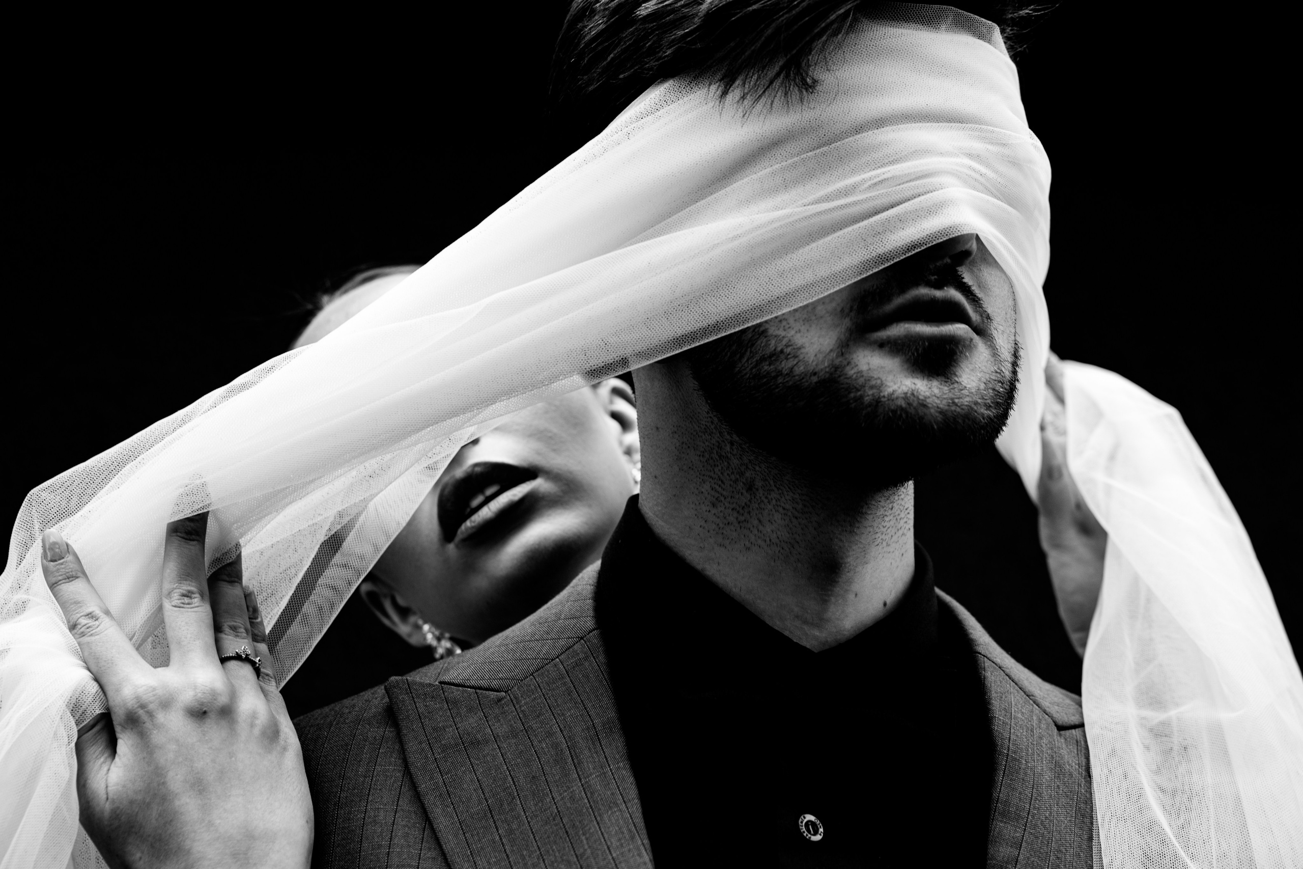 Mire cu ochii acoperiți de voalul miresei, fotografie artistică alb-negru