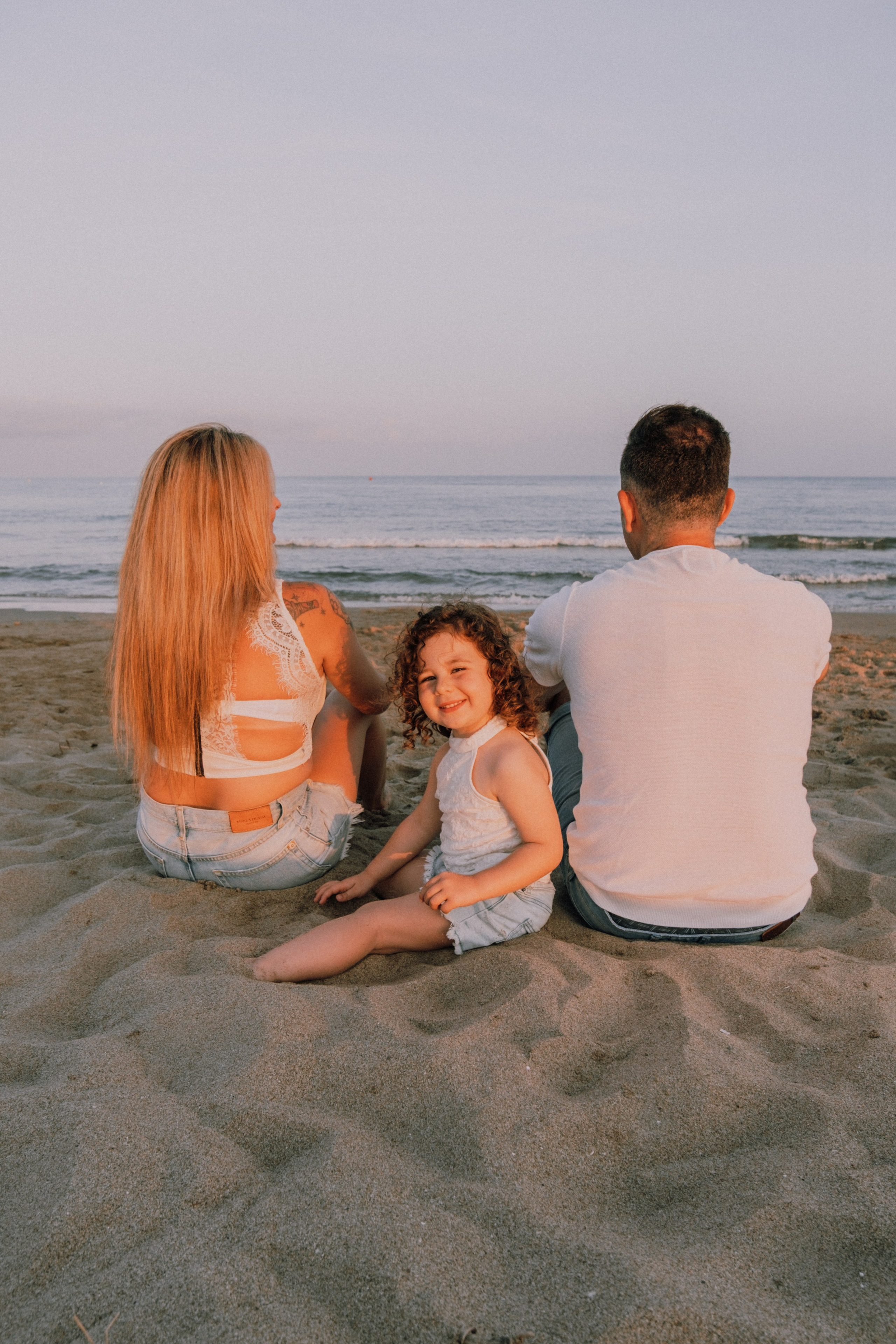 Sesión familiar en la playa. Fotografía profesional en Calafell - Elena Medvedeva