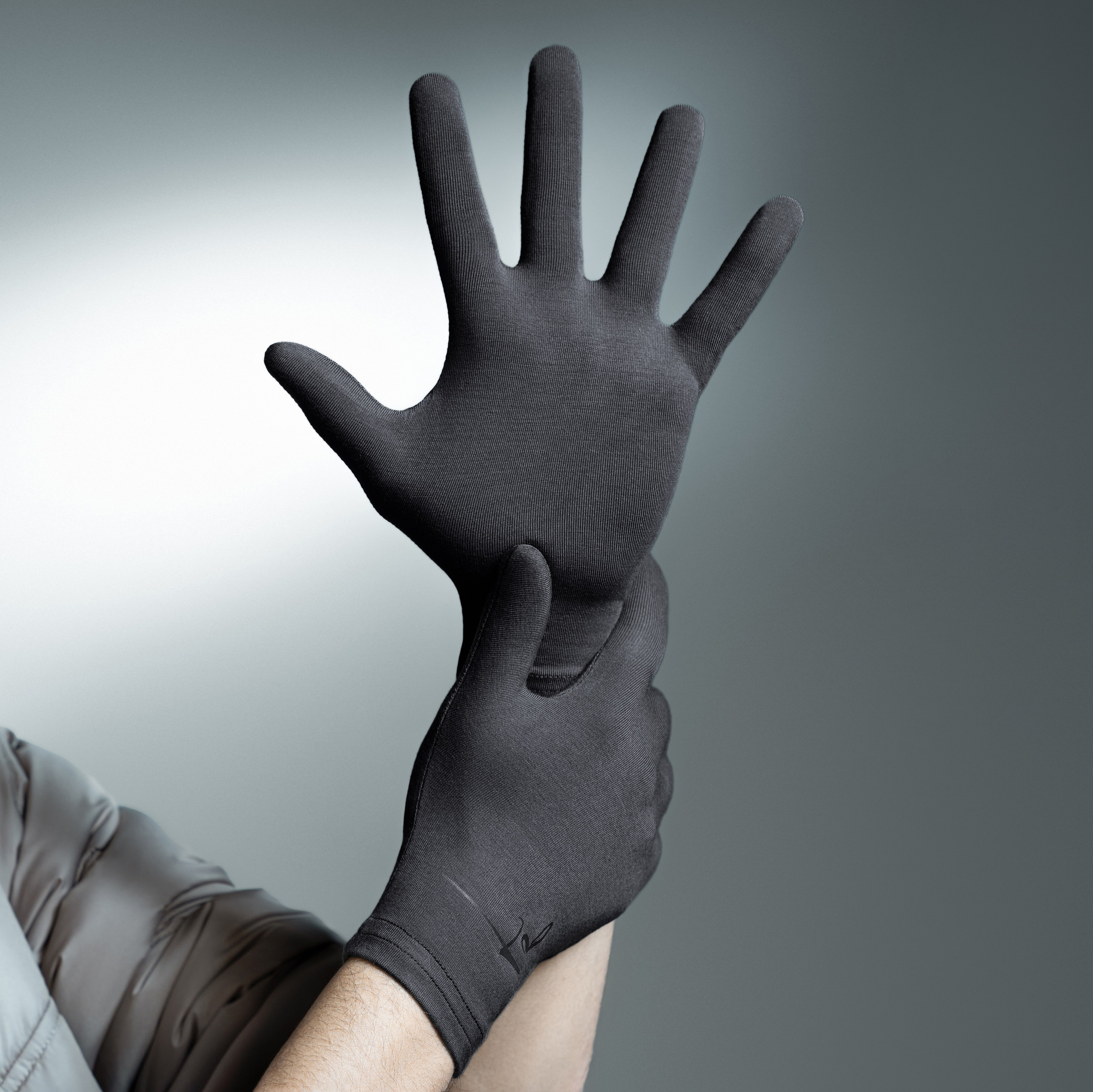 KALMTHREAD organic Gloves. Hanna Asaulova — Fashion Photographer in Vilnius | Professional Fashion Photography