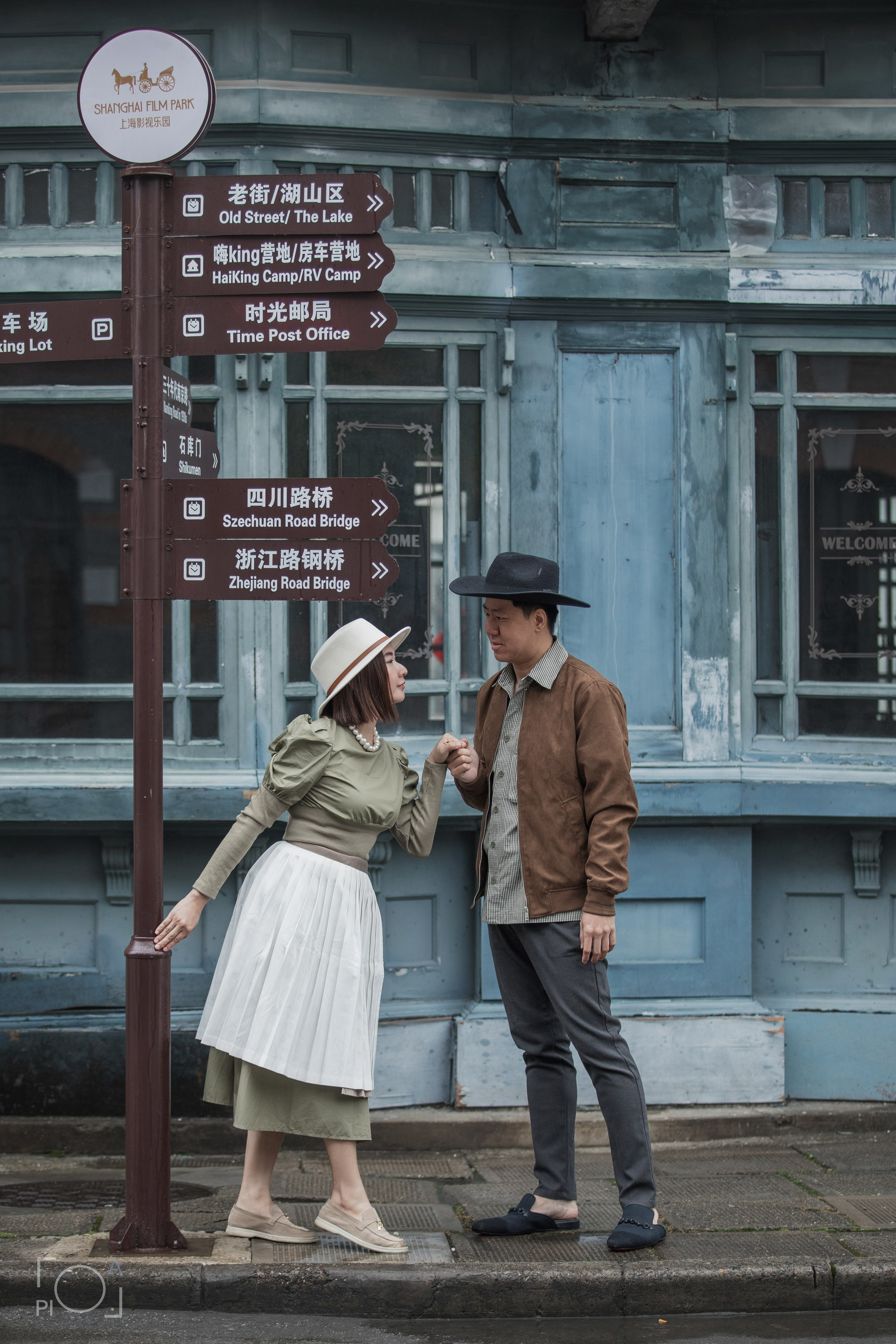 Shanghai 1930s retro photo shoot at Shanghai photo studio. Family photo shoot in Chinese retro style. 