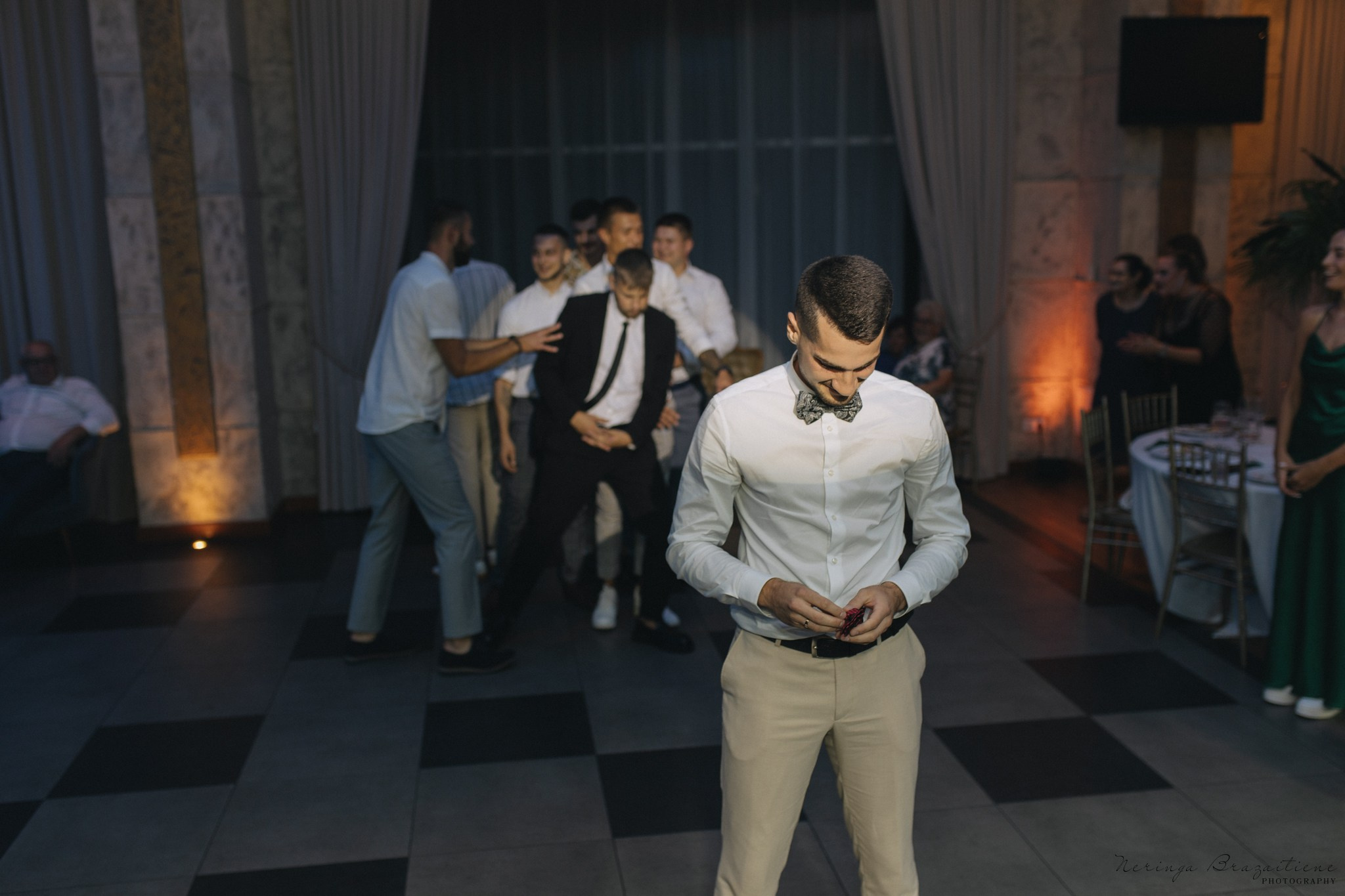 Vestuvinė fotosesija Kaune, Vienybės aikštėje, prie Lietuvos banko