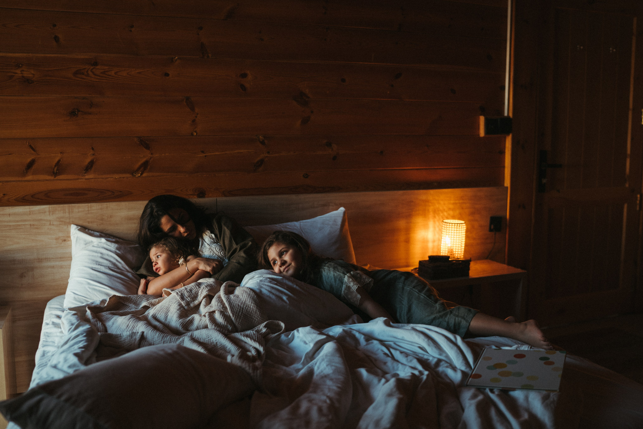 Amnah with daughters. Family photographer in Saudi Arabia