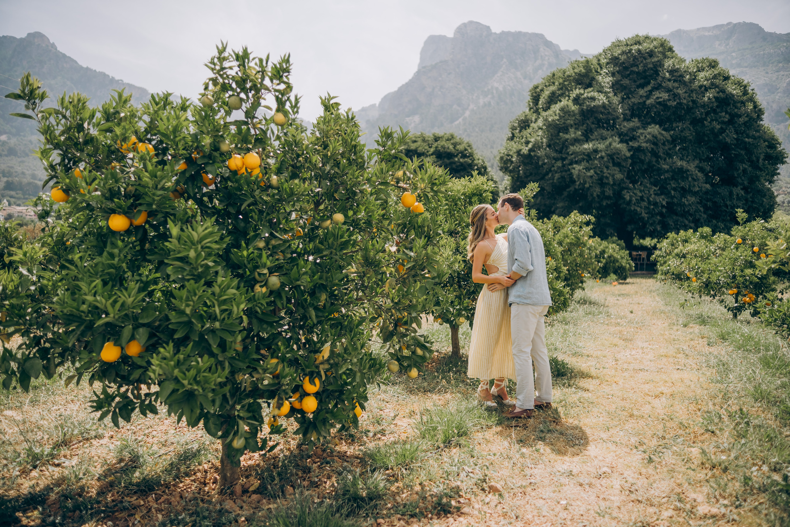 Relaxed Couple Session in Mallorca — Citrus Fields & Seaside. Фотограф у Пальма де Майорка