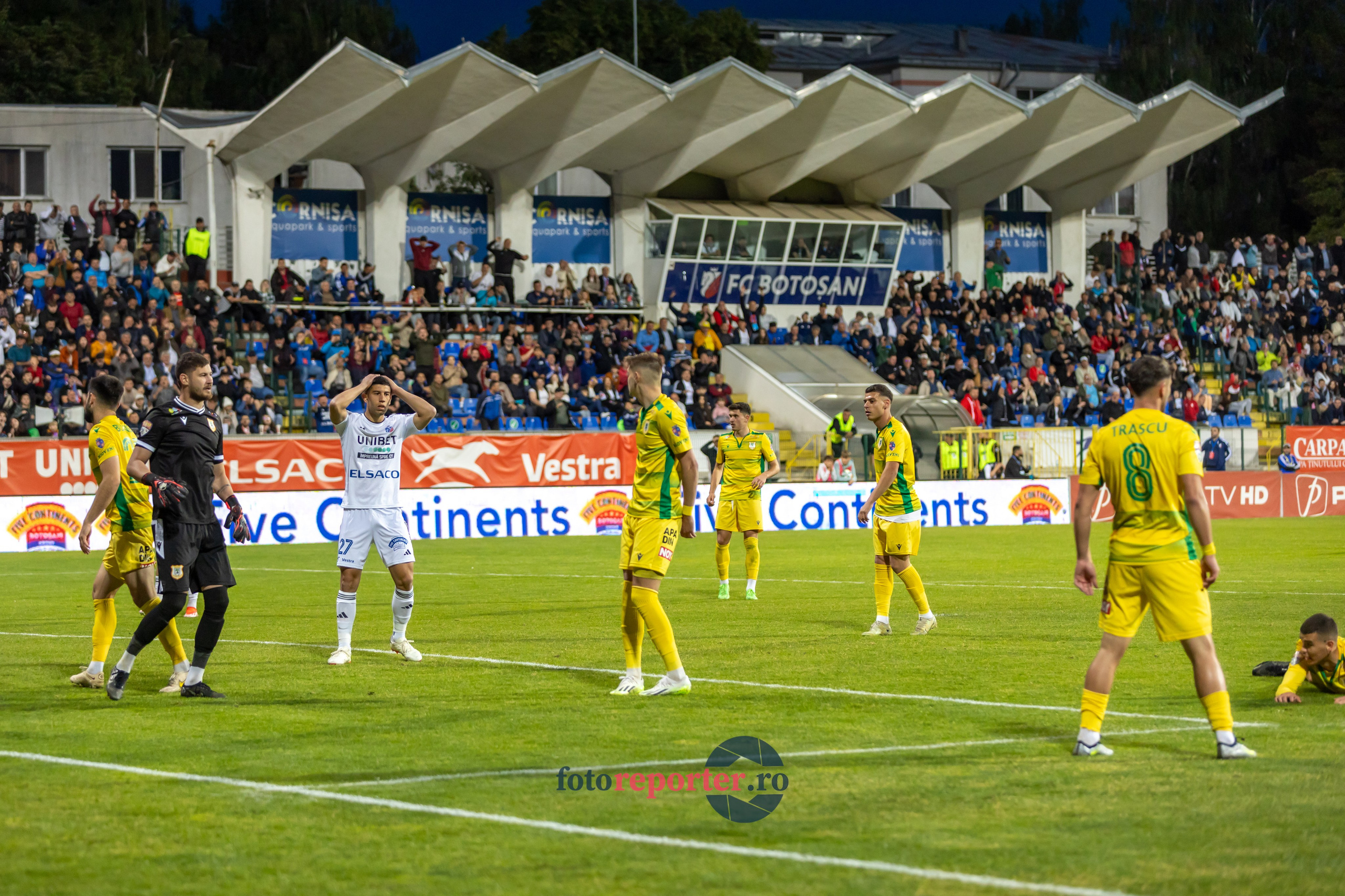 Galerie Foto: FC Botoșani vs. CS Mioveni - Pe 17 mai 2024, am fost martorii unei partide incredibile între FC Botoșani și CS Mioveni, în prima manșă a barajului pentru evitarea retrogradării. În fața unui stadion plin de emoție și speranță, echipa noastră a obținut o victorie importantă, cu un gol marcat de Aldair în minutul 93. 💪 *FC Botoșani 1-0 CS Mioveni*⚽️ Urmăriți momentele cheie ale meciului și bucuria suporterilor în această galerie foto! Pregătiți-vă pentru meciul de retur de pe 24 mai, când vom lupta din nou pentru a rămâne în prima ligă.#FCBotoșani #CSMioveni #BarajRetrogradare #ForzaBotoșani 