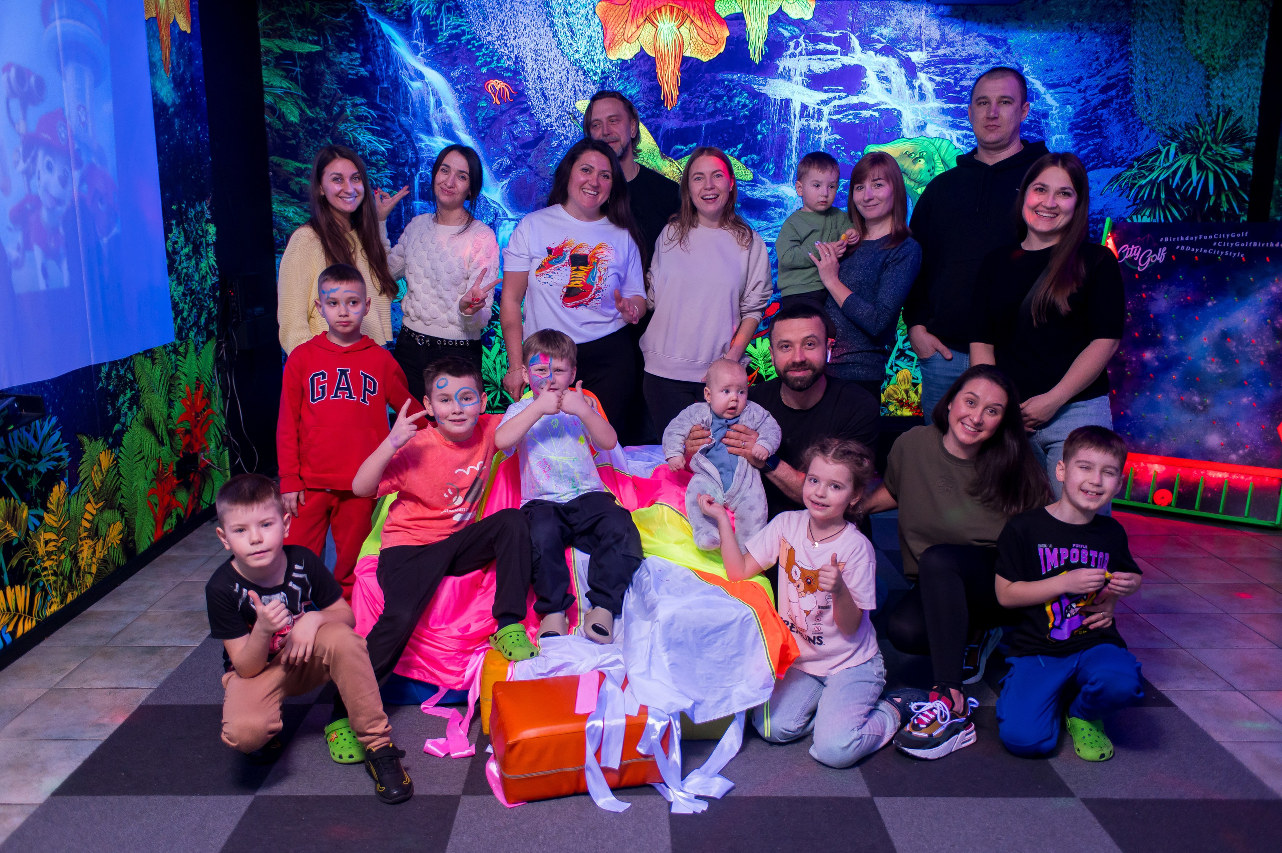 День народження в неоновій кімнаті. Фотограф Київ