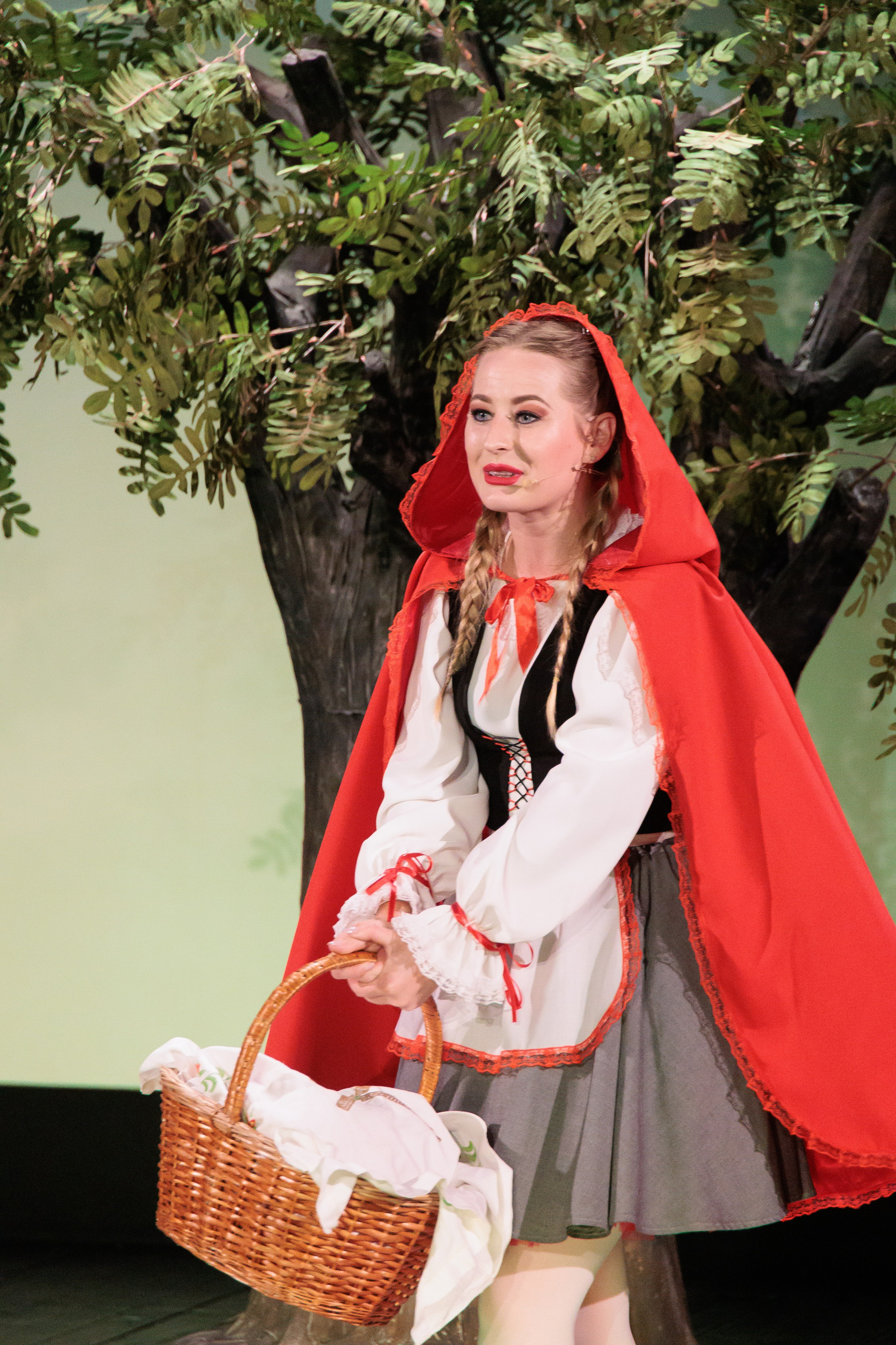 Clounella. Povestea Scufita rosie. ✔️ Фото Видео на свадьбы и крестины Молдова — Cinematic.md