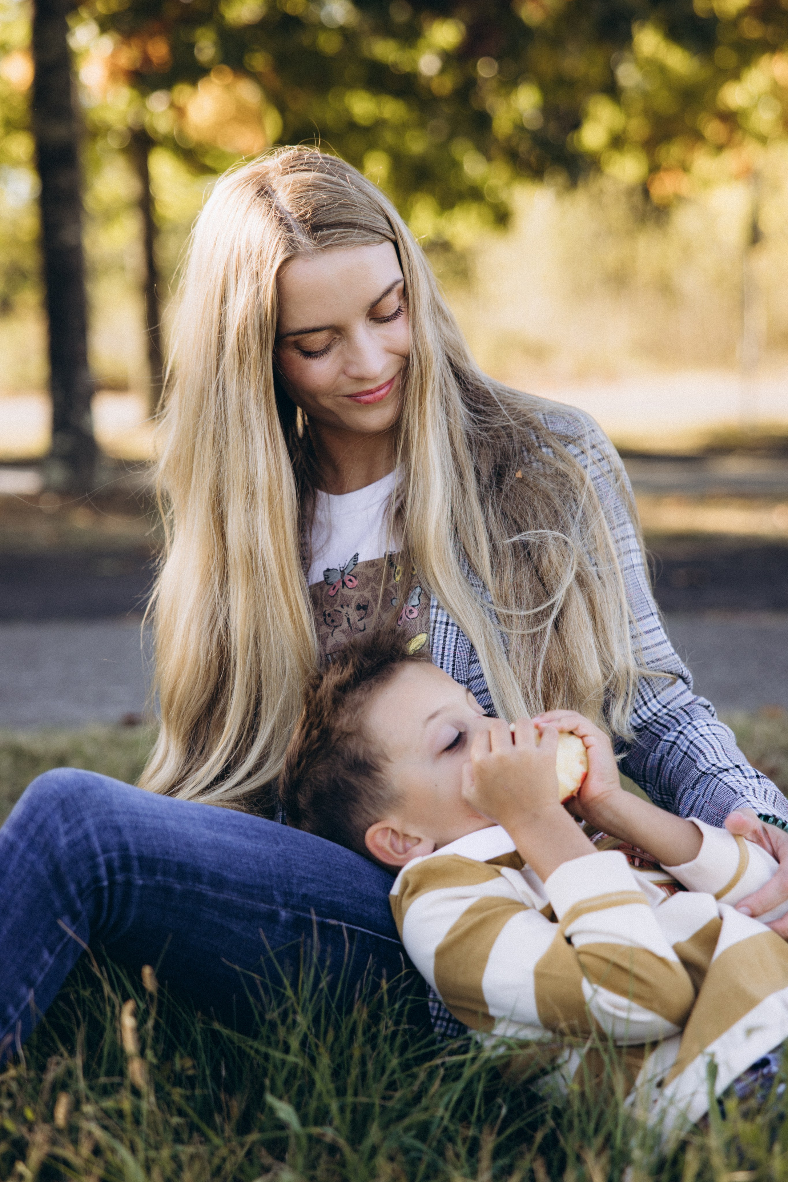 Autumn mother-son family photoshoot in Toulouse. Eugénie Smirnova — your photographer in Toulouse and southwest France