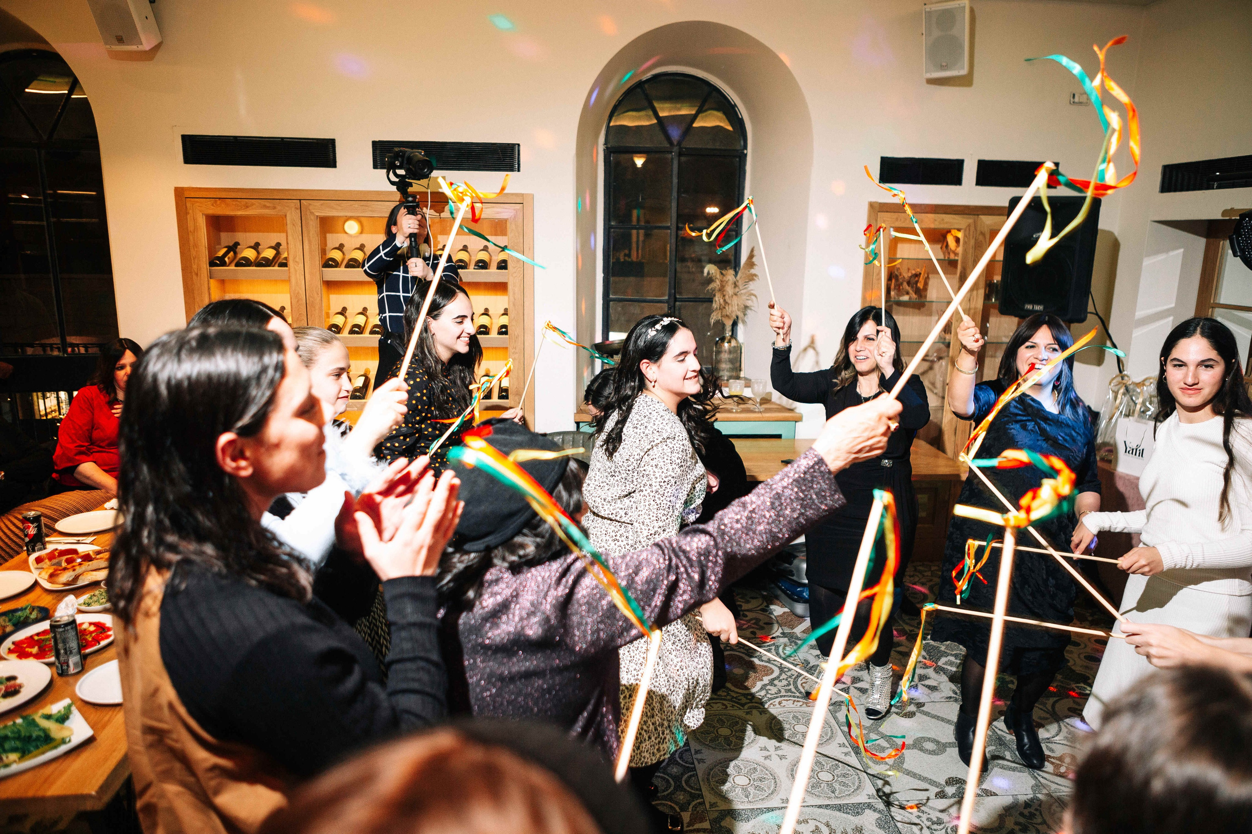 PARTY IN A RESTAURANT WITH THE WHOLE FAMILY. Https://shi-photo.com/