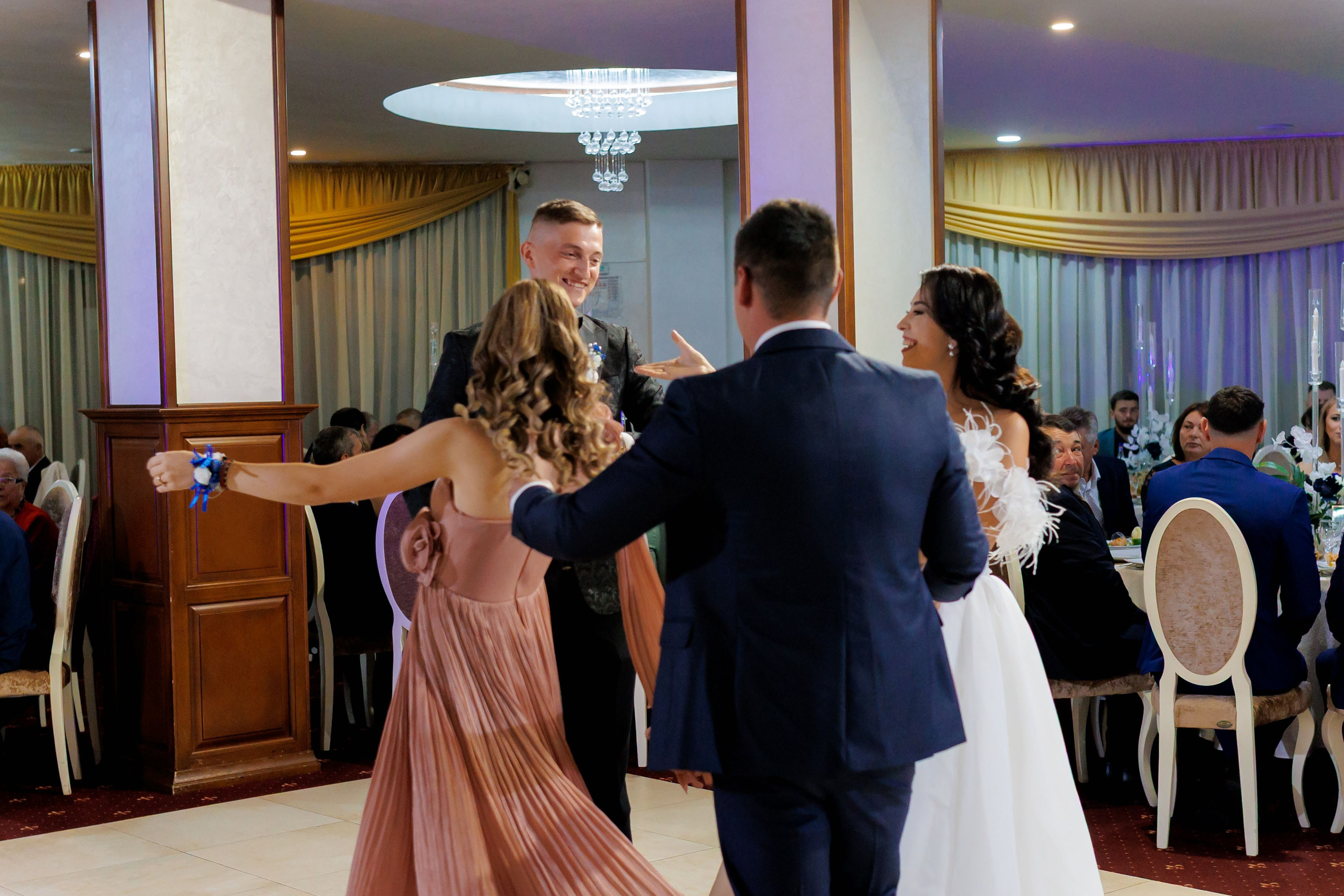 Loredana & Emilian – Ziua Nunții | Videografie - fotografie Botez Suceava, Iași, Botoșani. Servicii foto-video profesionale, pentru momente de neuitat