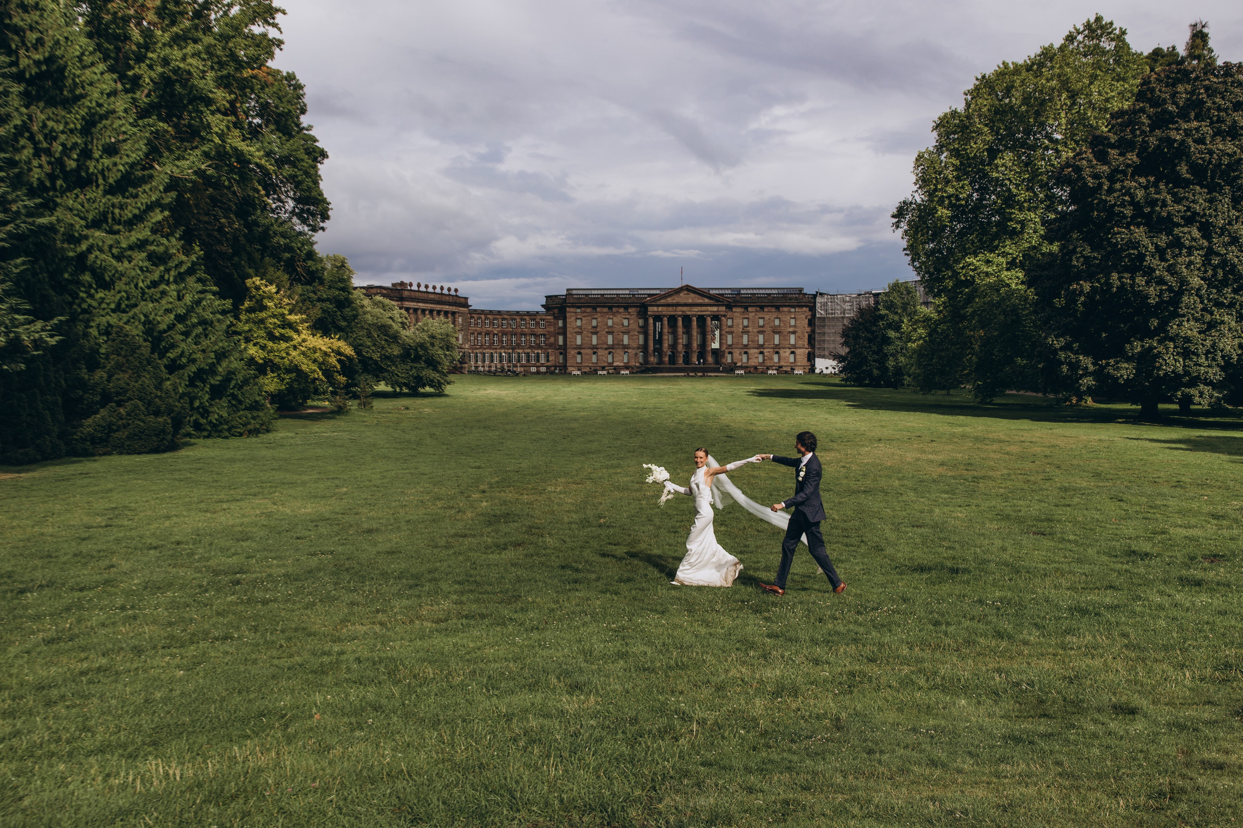 Wedding photographer Berlin – couple photoshoot at Brandenburg Gate.