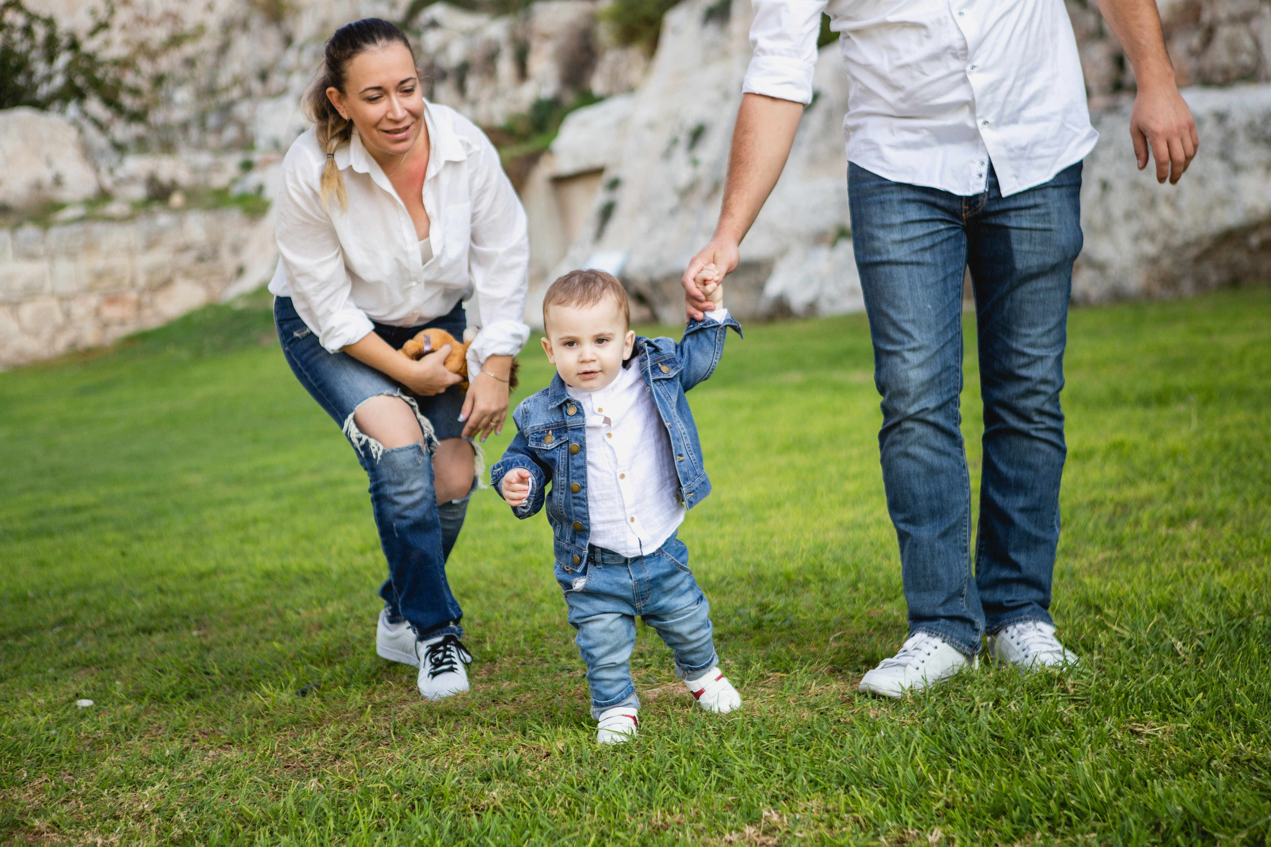 AT THE WALLS OF THE OLD CITY. PHOTOGRAPHER IN ISRAEL