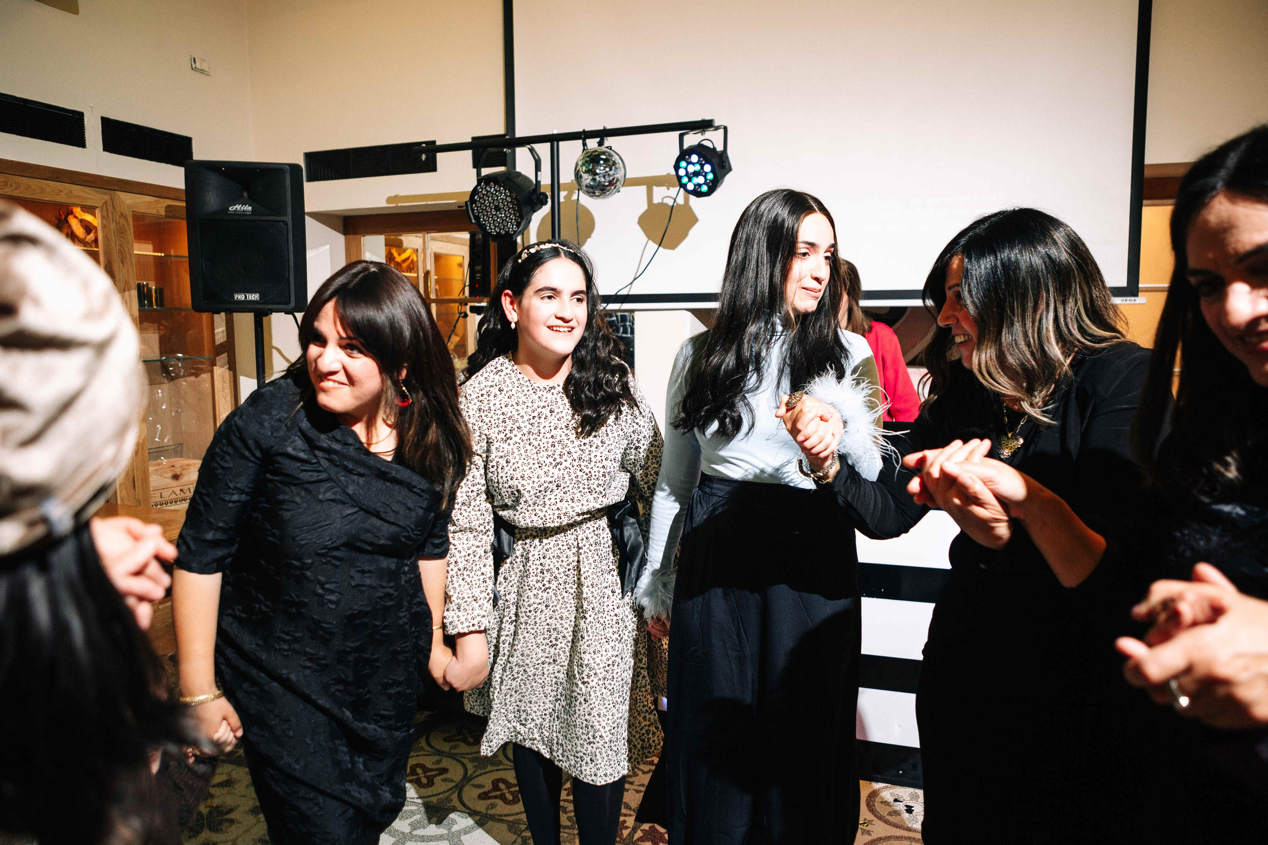 PARTY IN A RESTAURANT WITH THE WHOLE FAMILY. Https://shi-photo.com/