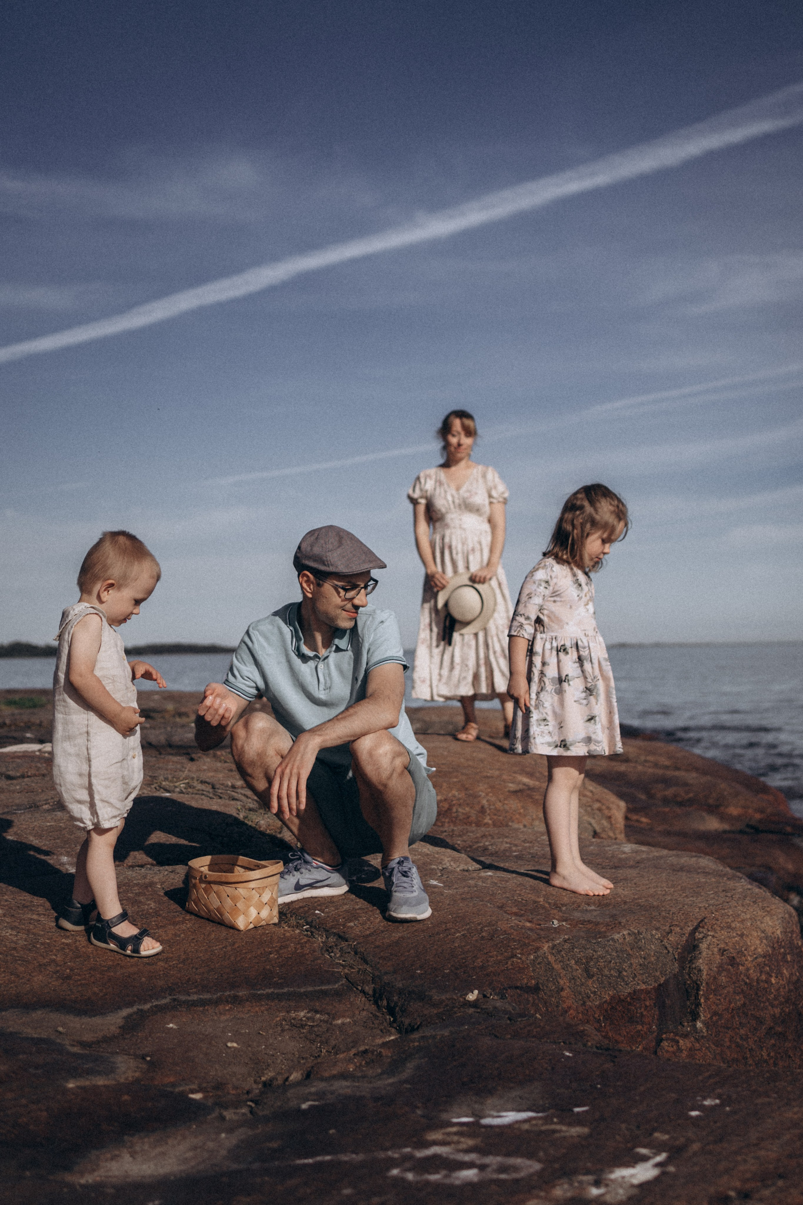 Sunny day on the cliffs. Family photographer in Helsinki, Victoria Guadagno