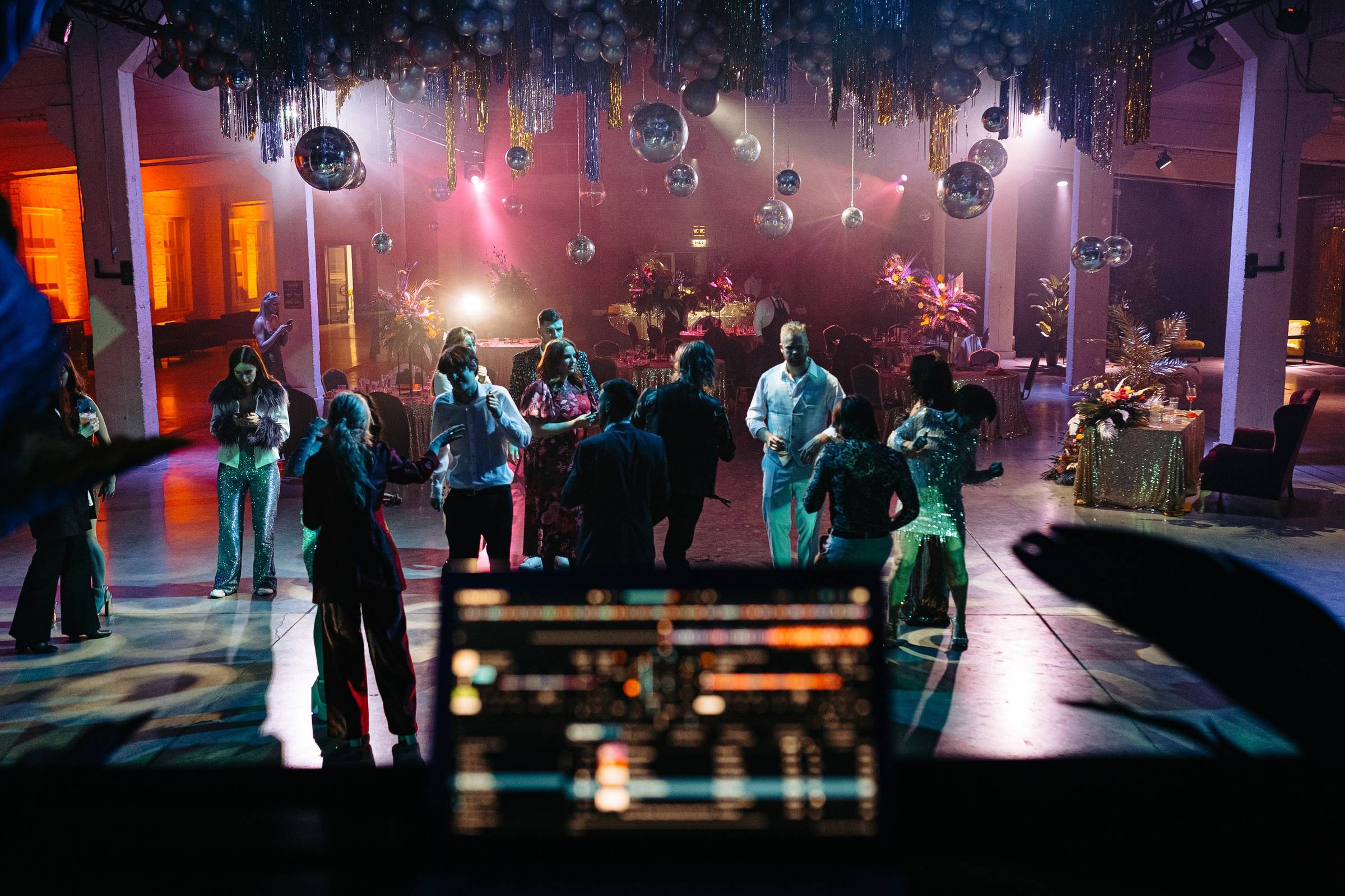 KĀZAS BEZ ROBEŽĀM DISKO STILĀ