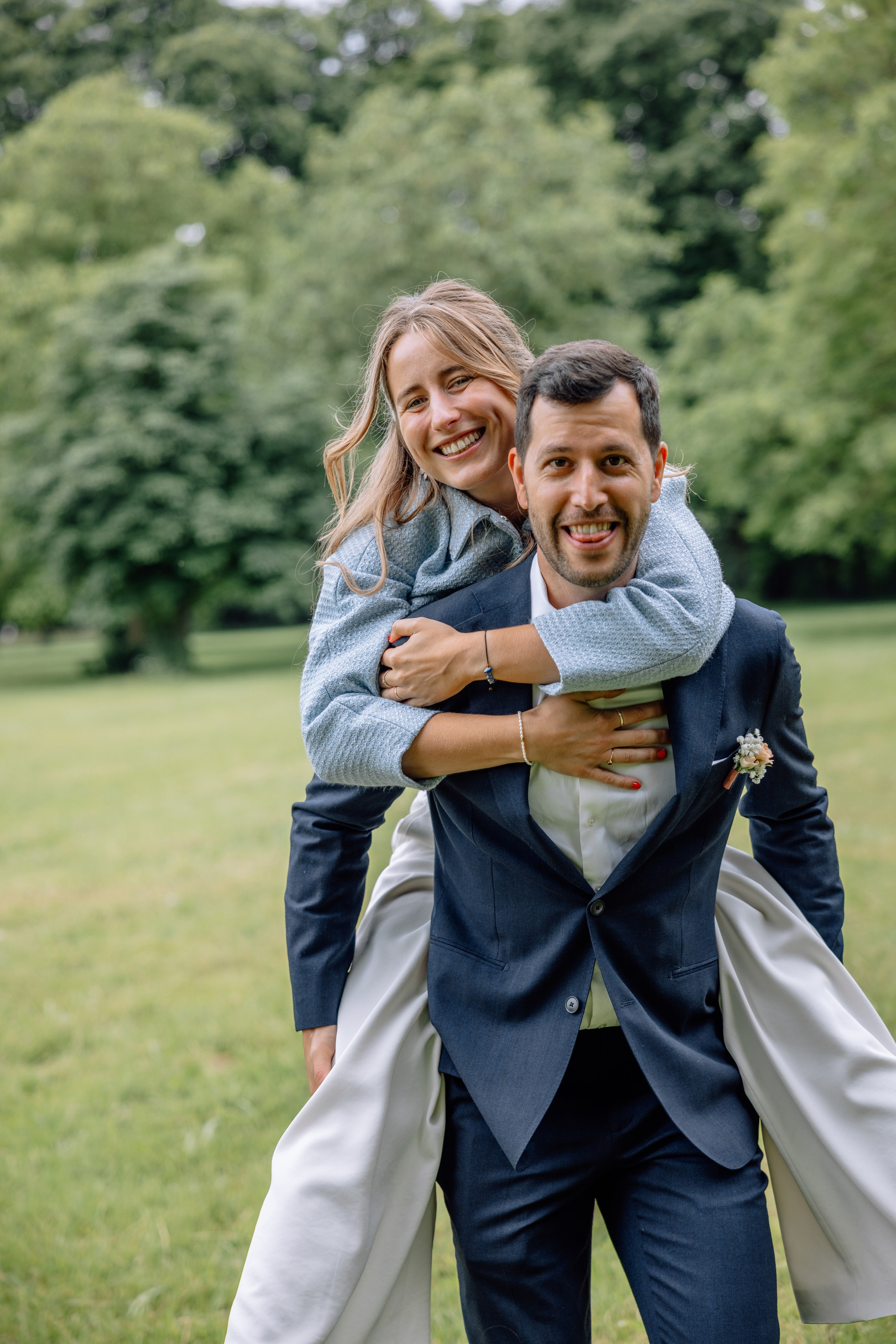 Braut und Bräutigam springen zusammen – energiegeladene, fröhliche Szene Mandlstraße 14