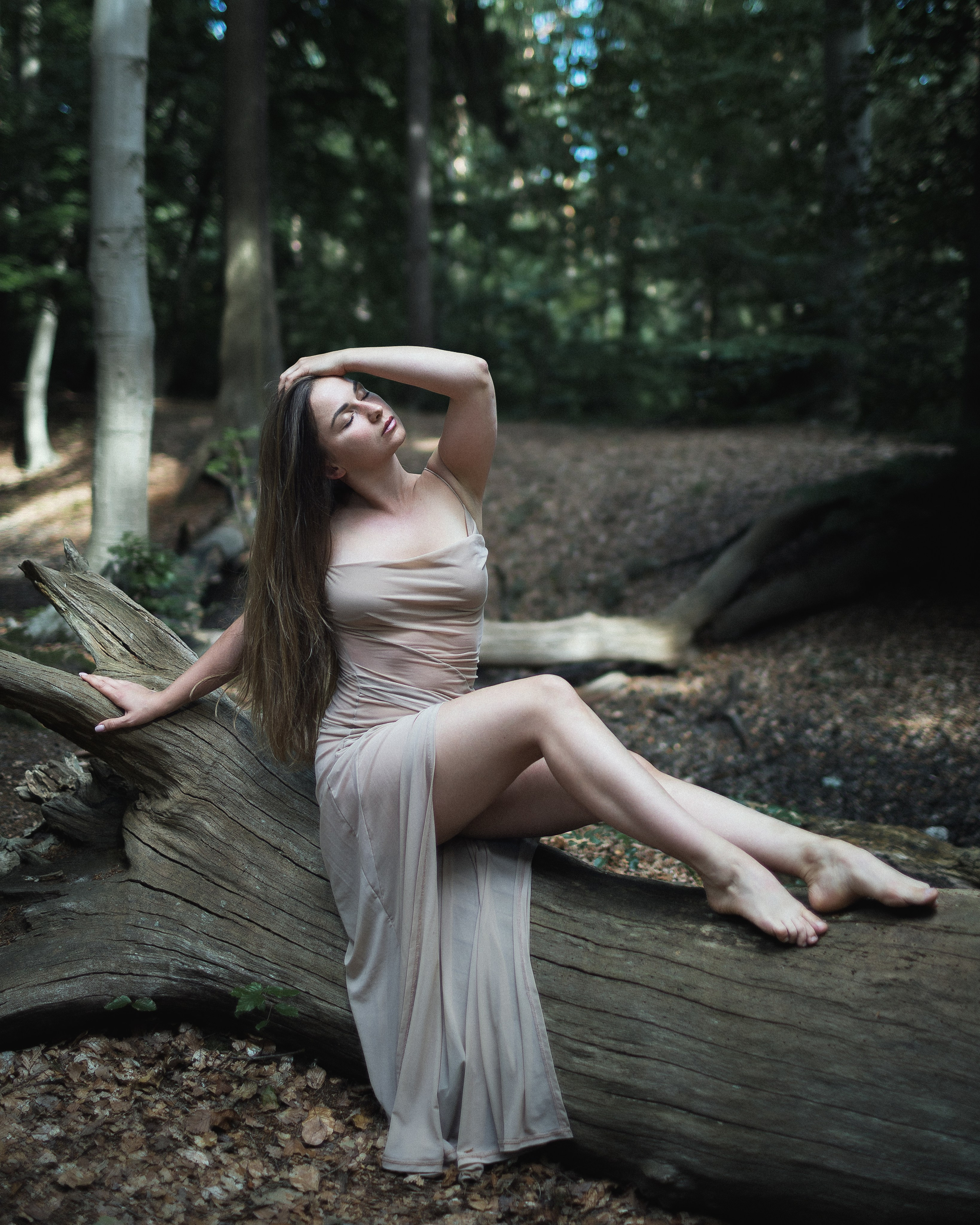 Anastasija im Wald – Natürliche und feminine Portraitfotografie in Gifhorn. Fotograf Gifhorn Gulnara Minich Niedersachsen