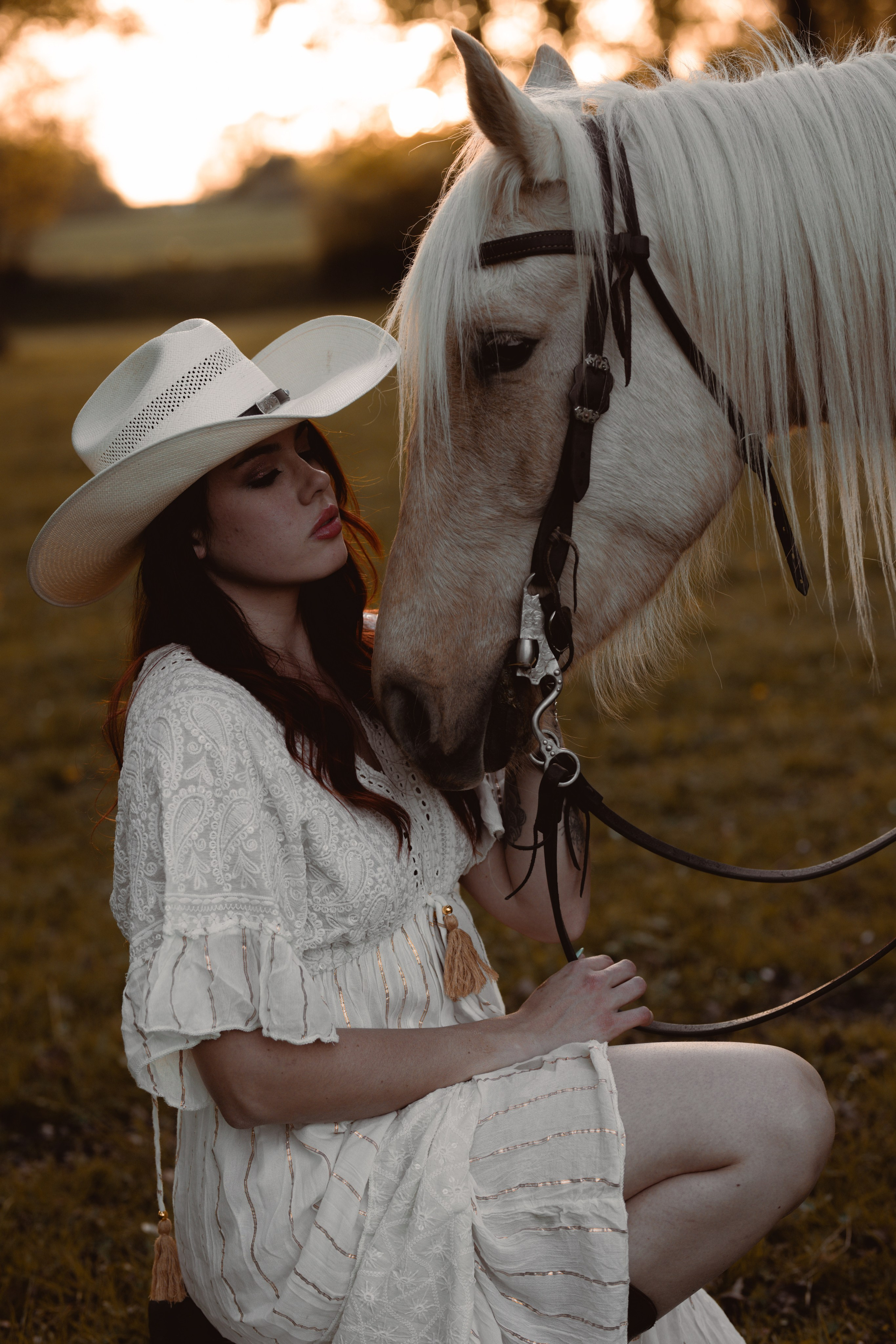 Cowgirl avec son cheval dans un moment de complicite. Pays de la Loire  