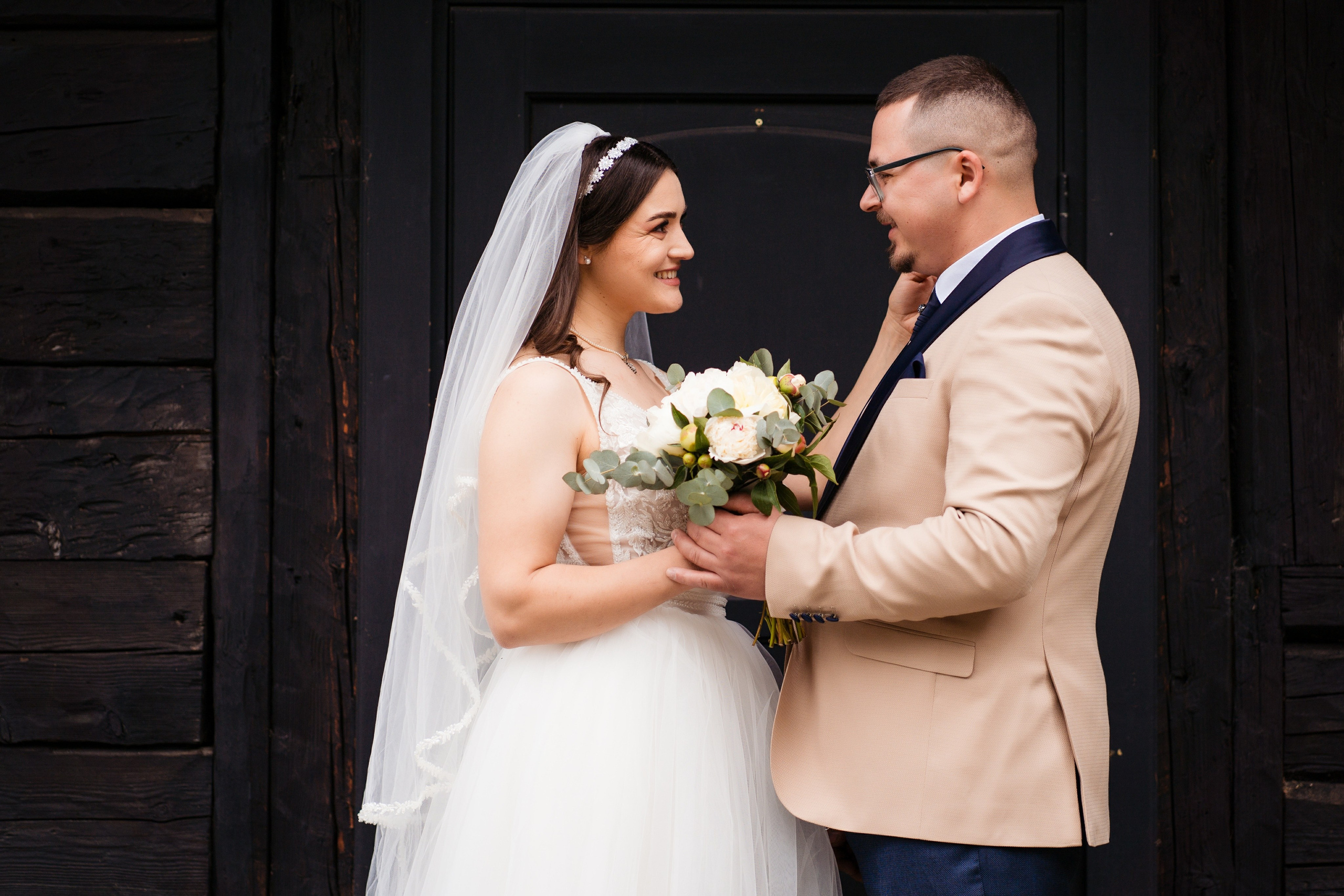 Ședință foto urbană cu mirii în centrul orașului