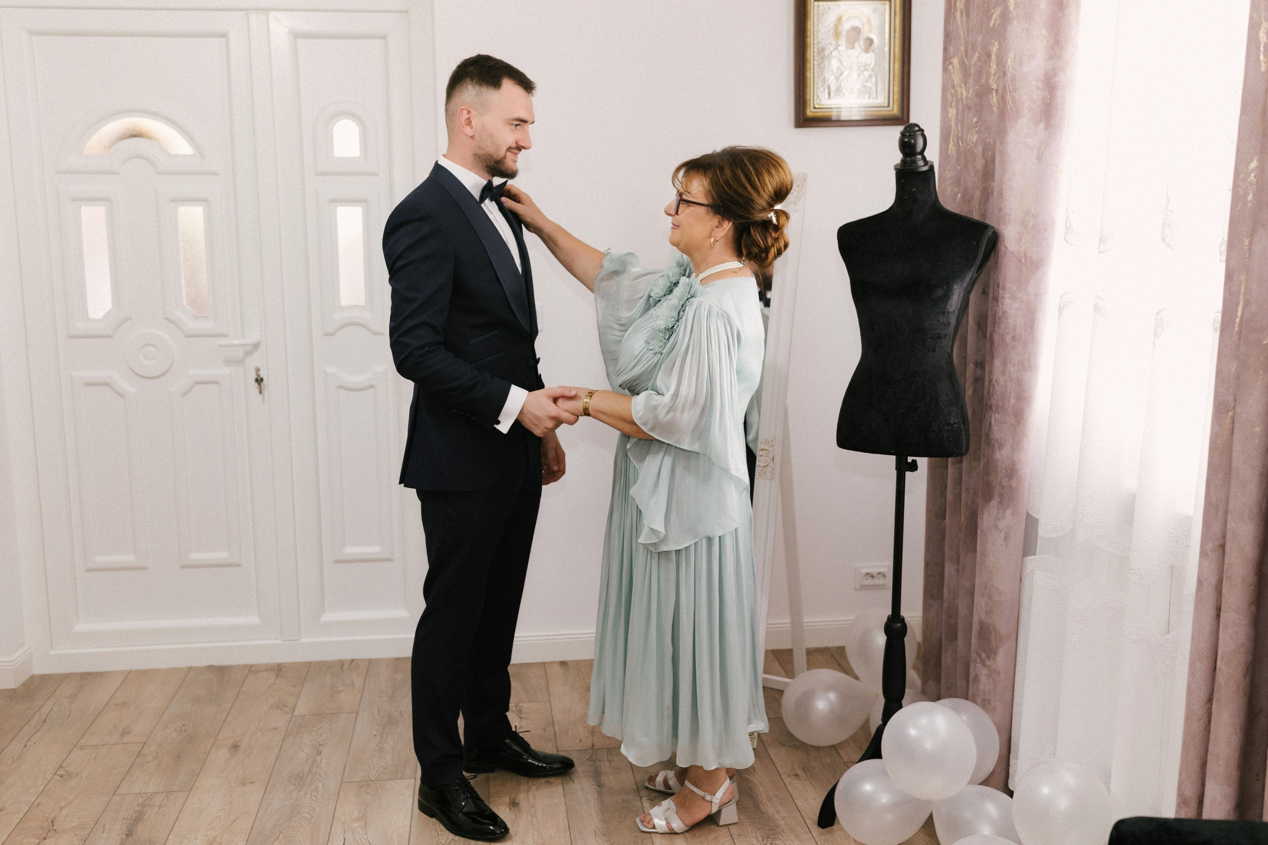 1. Mireasa Adriana în timpul pregătirilor de nuntă în Tudora Botoșani2. Costumul mirelui Ionuț fotografiat artistic în ziua nunții3. Prietenii mirelui la tradițiile de nuntă în Tudora4. Bărbieritul mirelui în cadrul obiceiurilor tradiționale de nuntă5. Fotografii de familie la biserică în ziua nunții6. Portret de familie cu mirii și copilul lor la nunta din Botoșani7. Primul dans al mirilor la Mariage Dor Baisa Botoșani8. Decor elegant de nuntă la Mariage Dor Baisa9. Emoții și tradiții la nunta din Tudora județul Botoșani10. Fotograf profesionist de nuntă în Botoșani surprinzând momente autentice - otograf-nunta-botosanifotograf-evenimente-botosanifotograf-profesionist-botosanifotograf-nunta-tudoranunta-tudora-botosanisedinta-foto-nunta-botosanipoze-nunta-botosanifotografii-nunta-tudorafotograf-cununie-religioasa-botosanibiserica-sfintii-imparati-constantin-si-elena-tudoramariage-dor-baisa-botosanirestaurant-nunta-botosanidansul-mirilor-mariage-dorpregatiri-mire-botosanipregatiri-mireasa-botosanitraditii-nunta-moldovaobiceiuri-nunta-tudorafotograf-familie-nunta-botosaniportret-miri-botosanigalerie-foto-nunta-botosanialbum-foto-nunta-botosaninunta-eleganta-botosaninunta-cu-traditii-botosanifotograf-premium-nunta-botosaniservicii-foto-video-botosanipoveste-de-nunta-botosanifotograf-documentar-nuntafotograf-natural-emotionalmiri-ionut-si-adriananunta-autentica-tudora -otograf-nunta-botosanifotograf-nunta-tudoranunta-tudora-botosanifotograf-evenimente-botosanifotograf-profesionist-botosaniservicii-foto-video-botosanigalerie-foto-nunta-botosanialbum-foto-nunta-botosani - nunta-autentica-botosaninunta-cu-traditii-botosanipoveste-de-nunta-botosanifotografii-emotionante-nuntamomente-autentice-nuntafotografie-documentara-nuntafotograf-natural-nunta- pregatiri-miri-tudorabiserica-tudora-botosanicununie-religioasa-tudoramariage-dor-baisa-botosanipetrecere-nunta-botosanivalsul-mirilor-botosani - alino-foto-studio-botosaniionut-si-adriana-nunta-tudorafotograf-alin-chirila-botosani