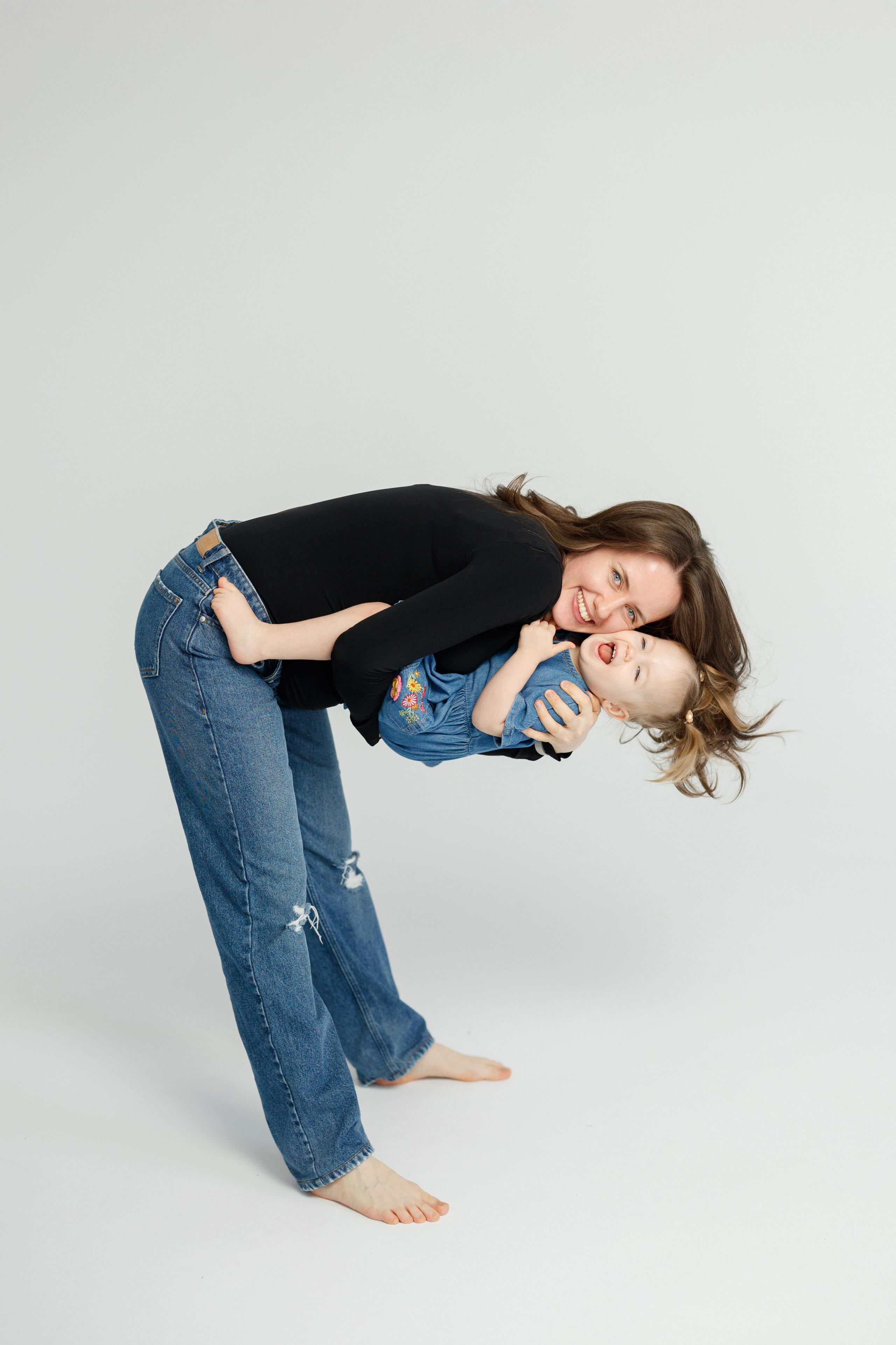 Ședință Foto de Familie — Stil Minimalist pe Fundal Alb. Scarlat Photography