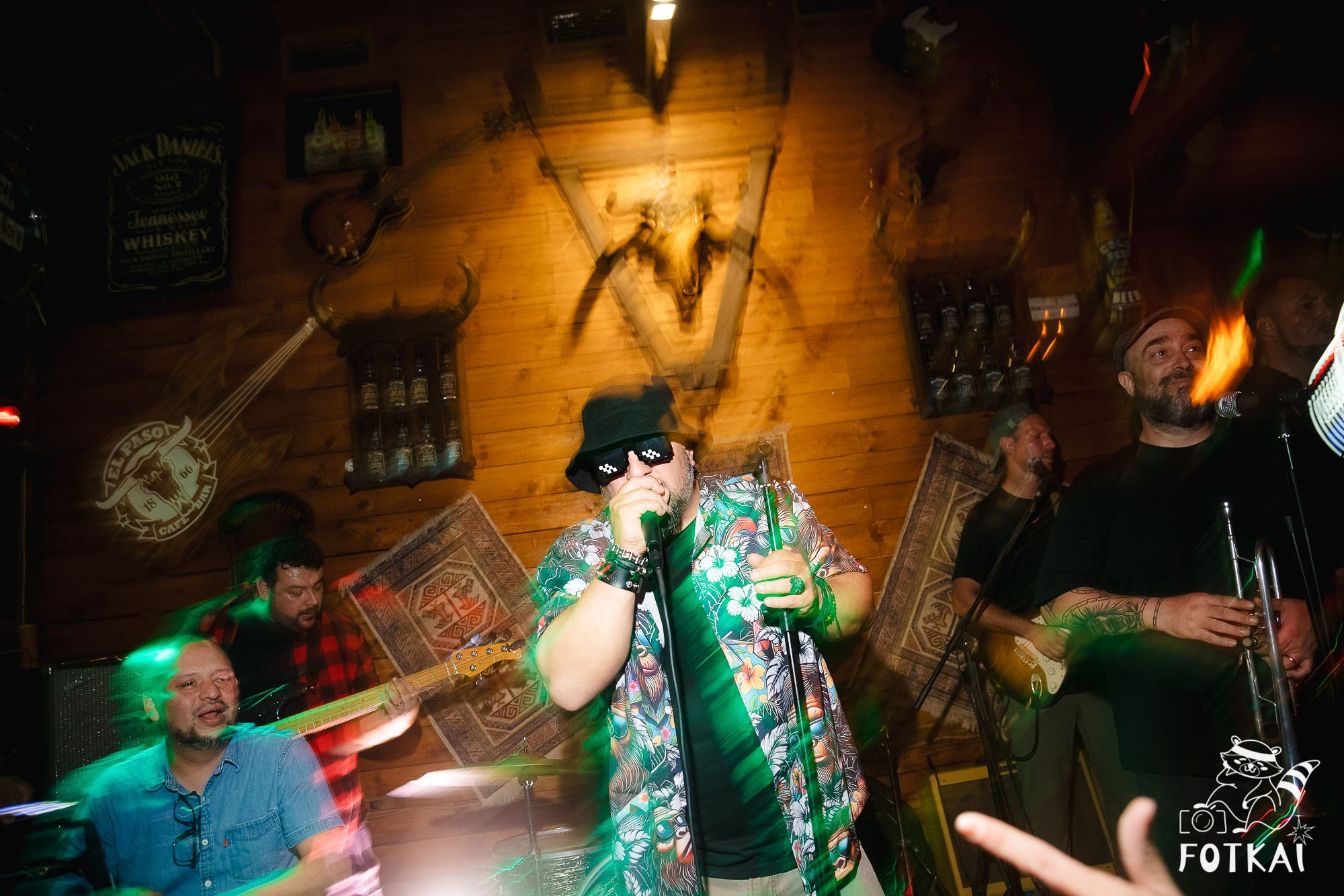 Los Ekilibristas de la Cuerda Floja — Фото с концерта в Торревьехе, 2026 | FOTKAI