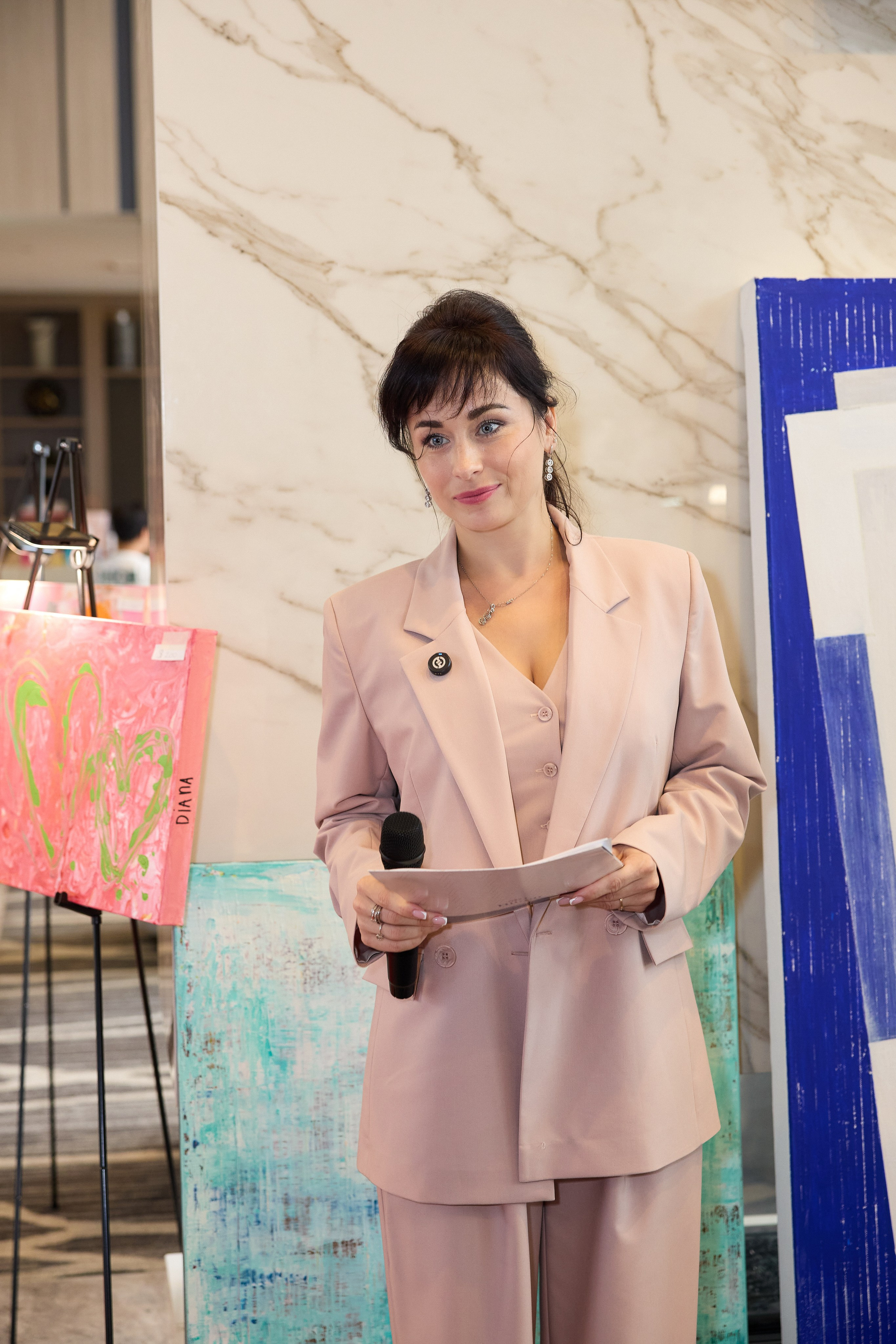 Авторская благотворительная художественная выставка Дианы Бортник. Фотограф Юлия Маковеева