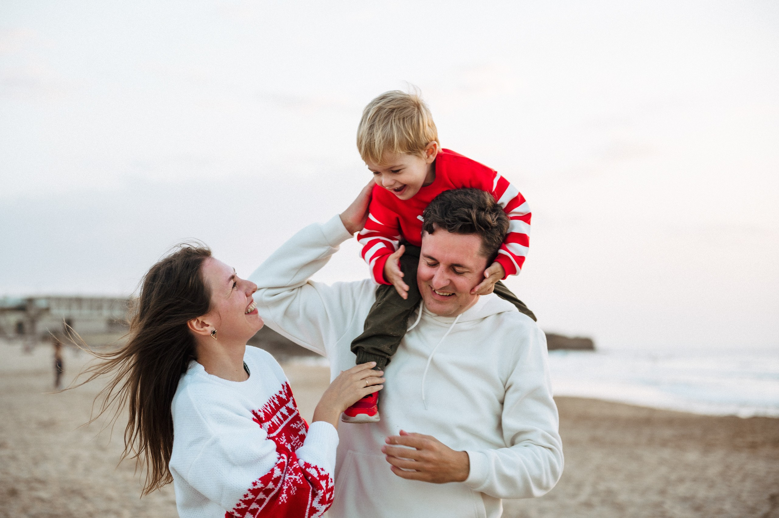 Family Christmas photoshoot on the beach in Portugal. Ваш фотограф в Лиссабоне — Анна Белова