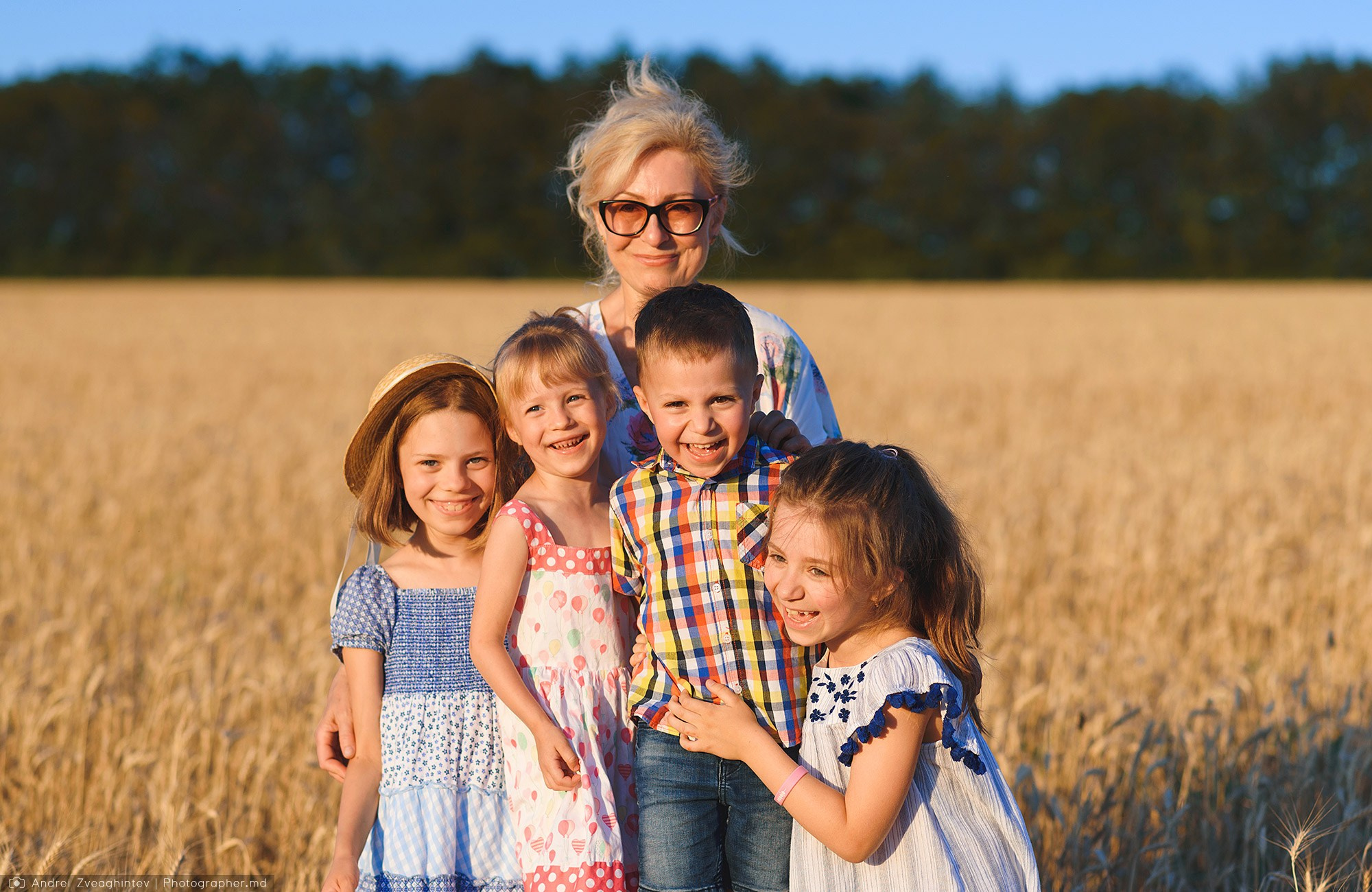 Family photo session in a wheat field of Moldova — family photographer Andrei Zveaghintev. Wedding and family photographer in Moldova, Chisinau— Andrei Zveaghintev