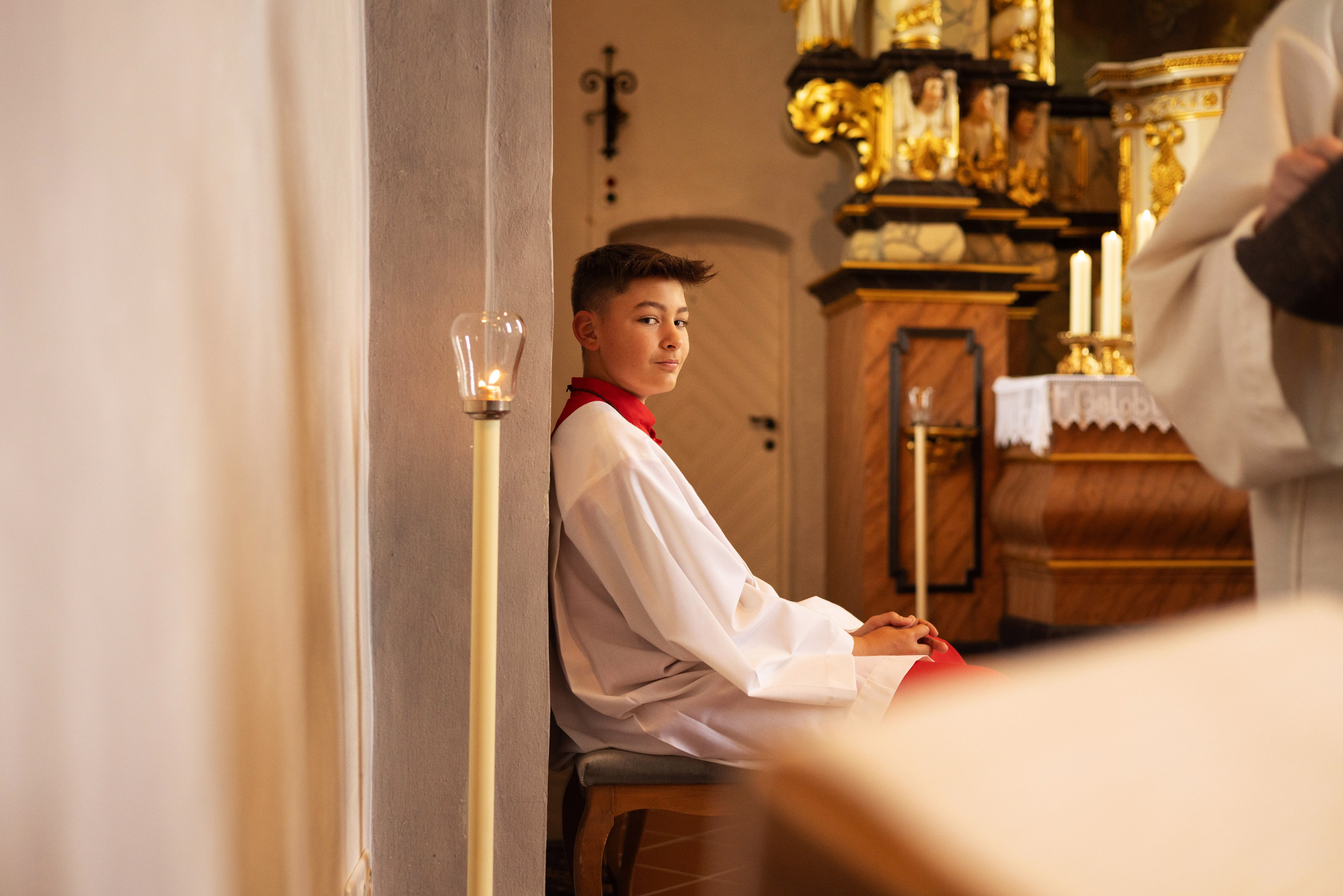 Romantische Videosequenz: Brautpaar verlässt die Kirche in Bippen nach der feierlichen Trauung.“