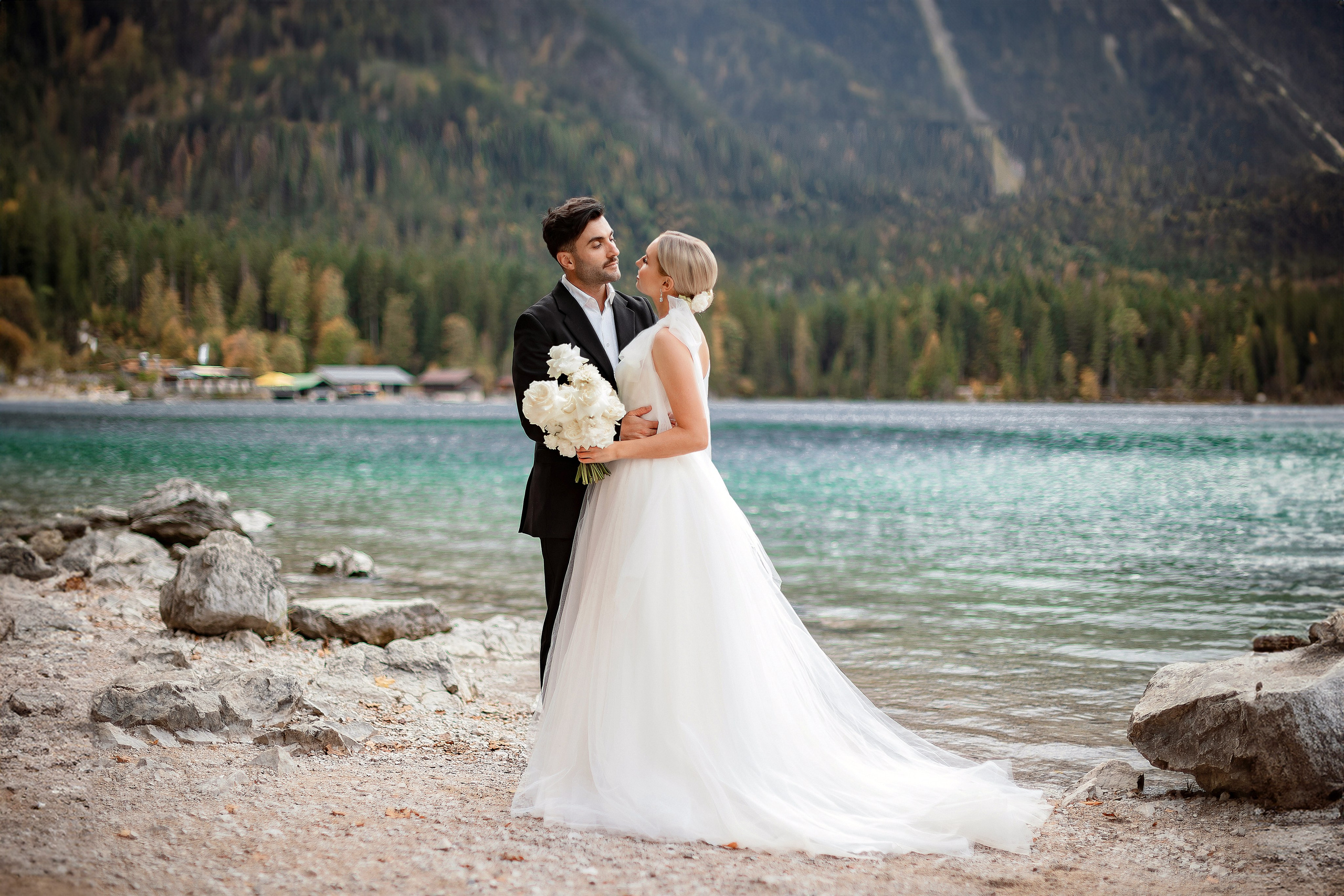 Hochzeit in Deutschland, Braut Make Up, Alpen, Hochzeit, Trauung in den Alpen, Hochzeit am Eibsee, Herbsthochzeit, Brautpaarshooting am Eibsee, Hochzeit in den Bergen, Hochzeitsfotograf Niedersachsen, Münster, Rheine, Hannover, heiraten in Osnabrück, Brautkpaar, Hochzeitstrends, Brautkleid, freie Trauung, weißer Brautstrauß