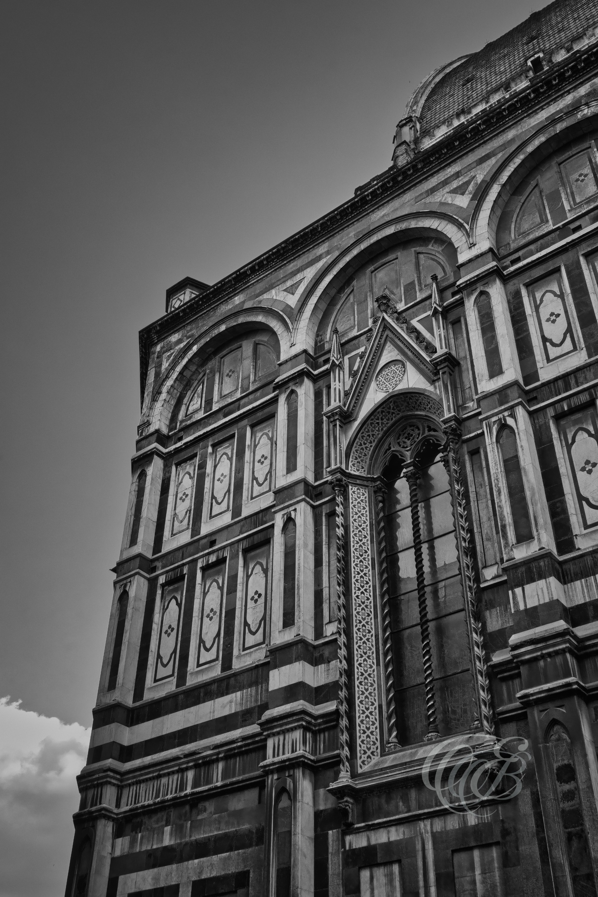 Florence Italy - Cathedral of Santa Maria del Fiore Side Facade - B&W - Eduardo Bartoli Fine Art Photography – Black-and-white photo of Santa Maria del Fiore’s side facade with Gothic window and partial view of the sky in Florence, Italy.