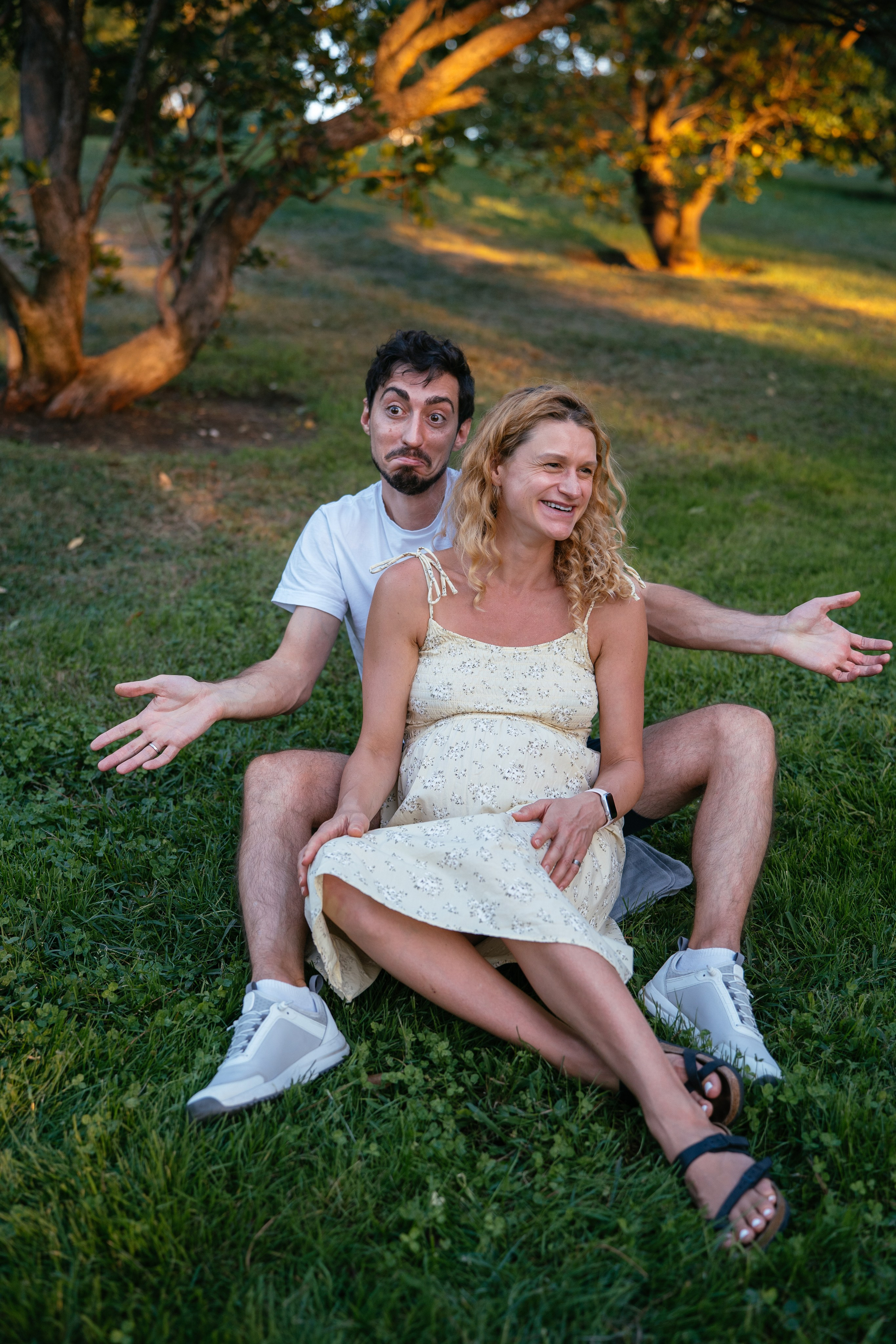 Candid pregnancy photoshoot in the park. Photographer in Madrid, Spain. Alyona Belyaninova