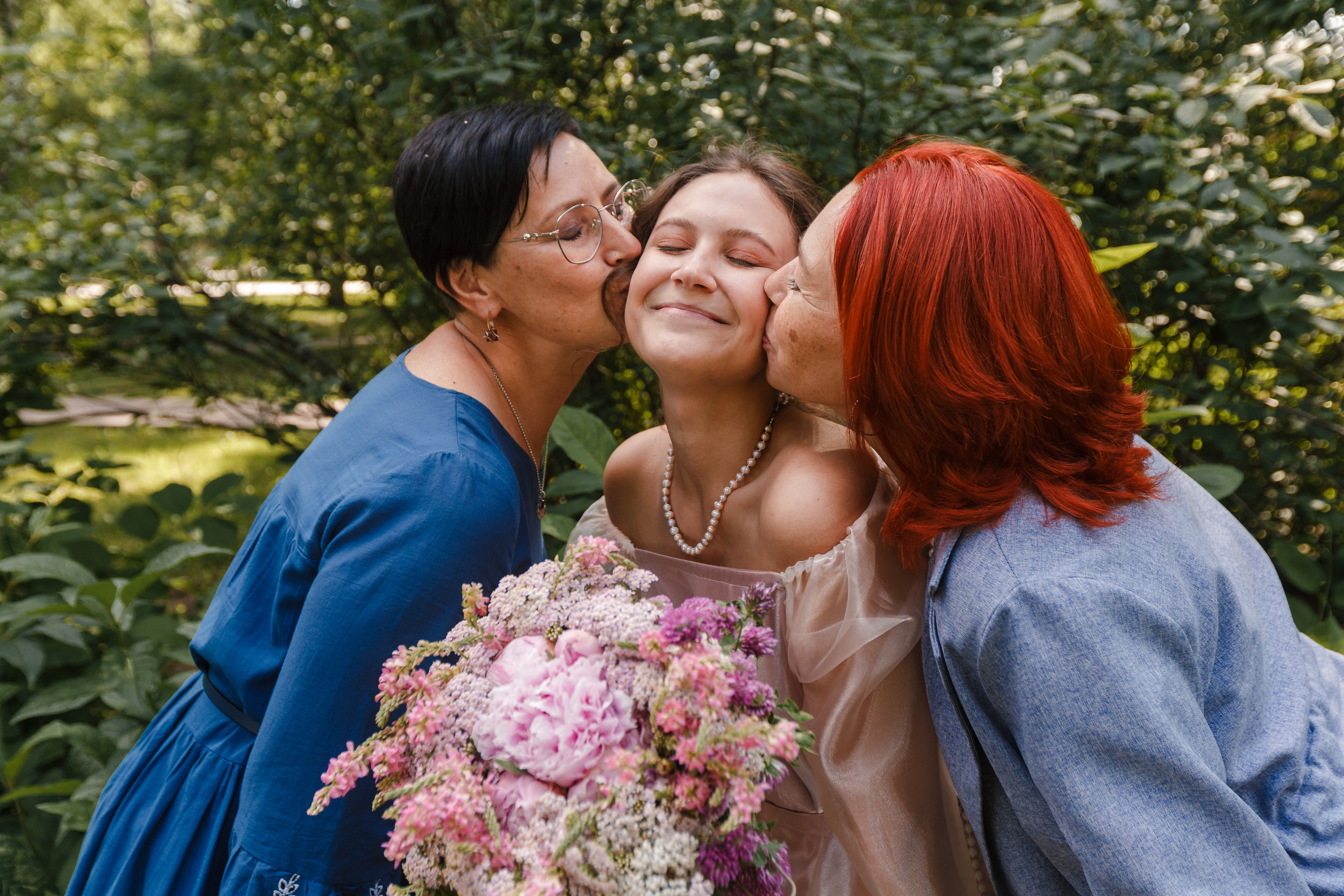 La novia y el novio en el fondo de un picnic de boda. Fotógrafo de retrato, familia y reportajes en Valencia | España | Europa Vitalii Lumier