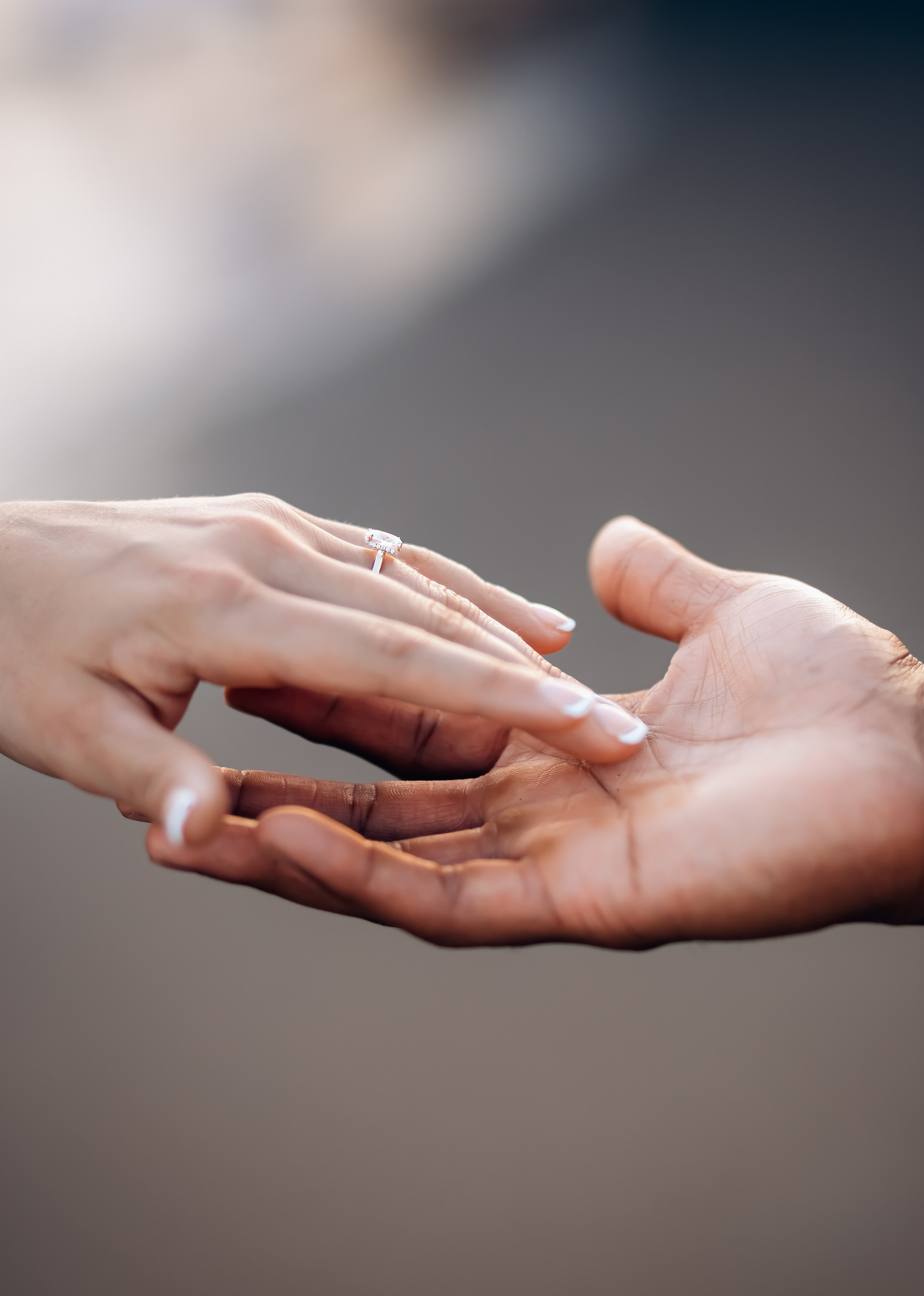 Primer plano de una pareja tomándose de las manos durante una sesión romántica de historia de amor en Valencia, España — perfecto para quienes buscan sesiones íntimas y emocionales de pareja en Valencia y en toda España.