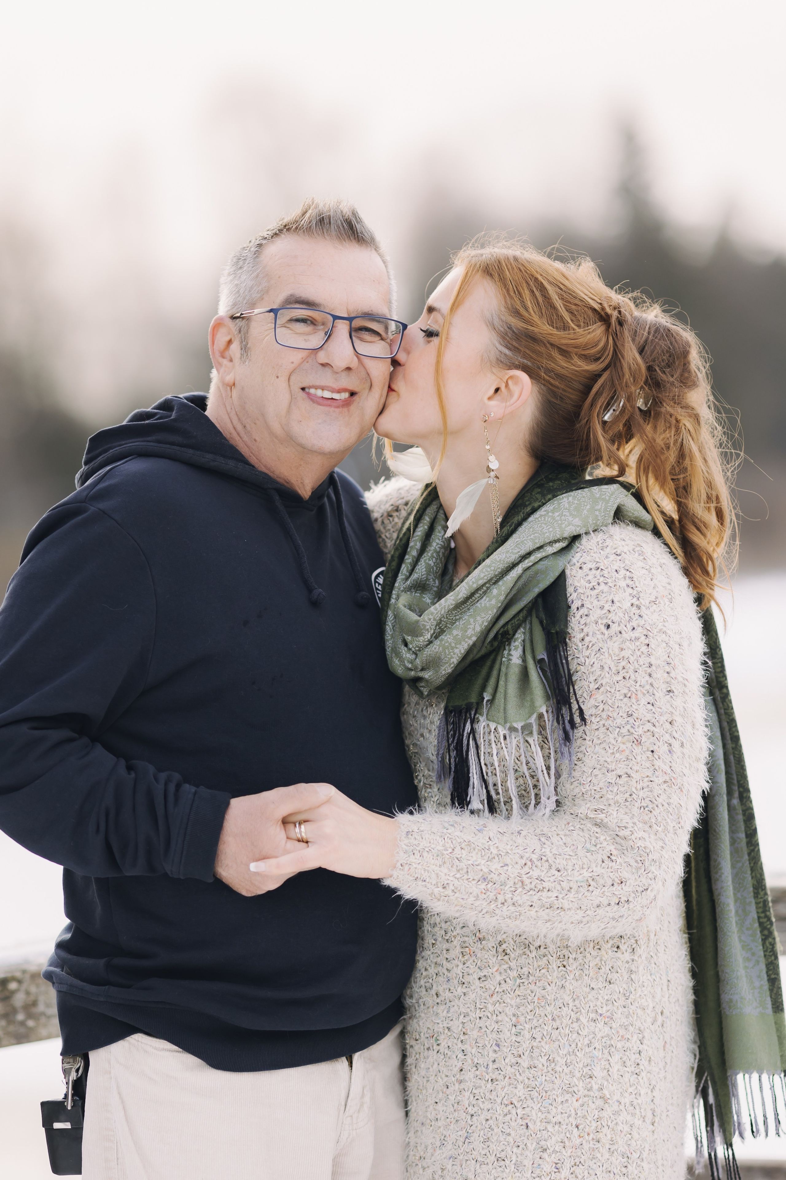 Weihnachts-Fotoshooting im Freien. Adelya Tomin