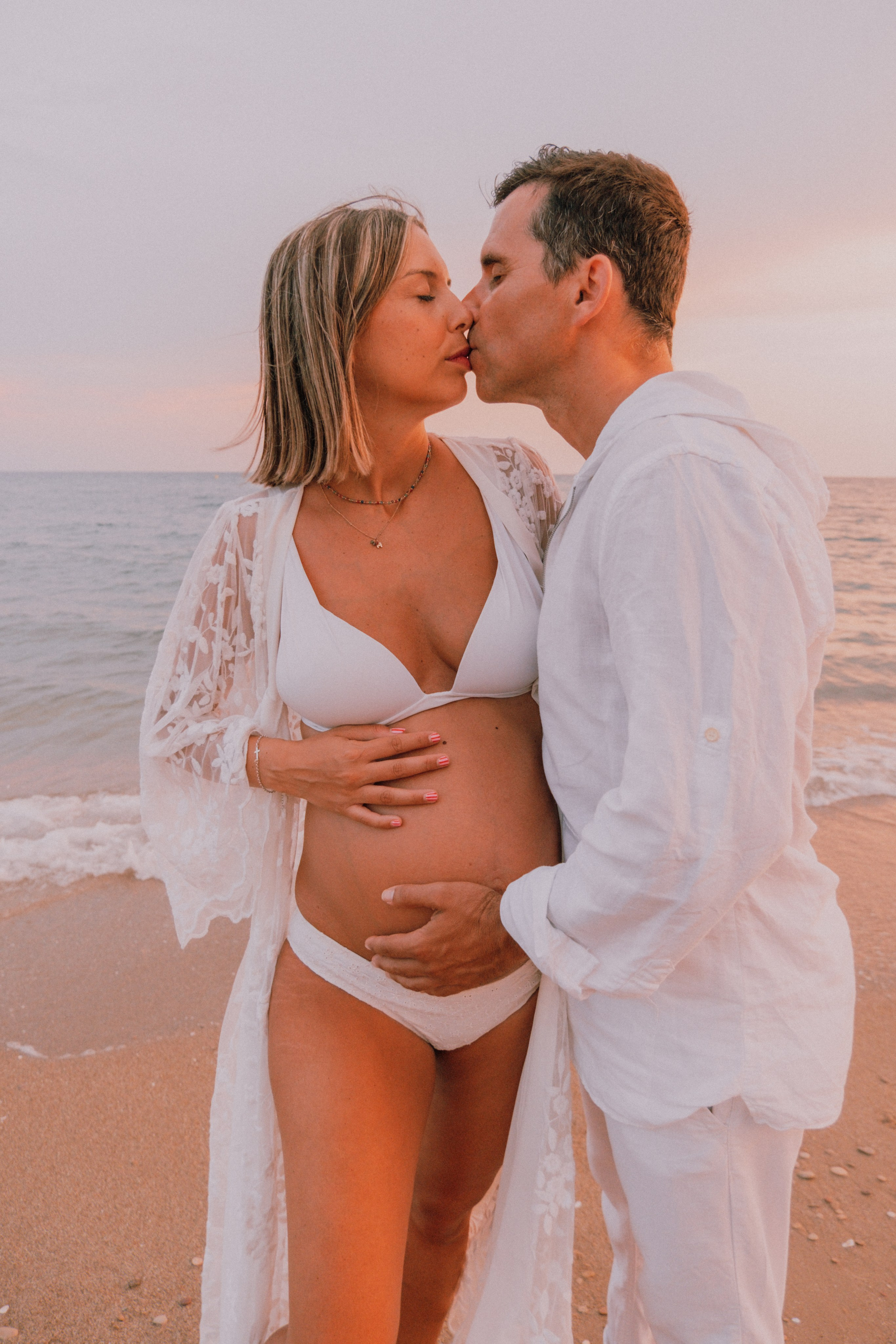 Sesión embarazo en la playa. Fotografía profesional en Calafell - Elena Medvedeva