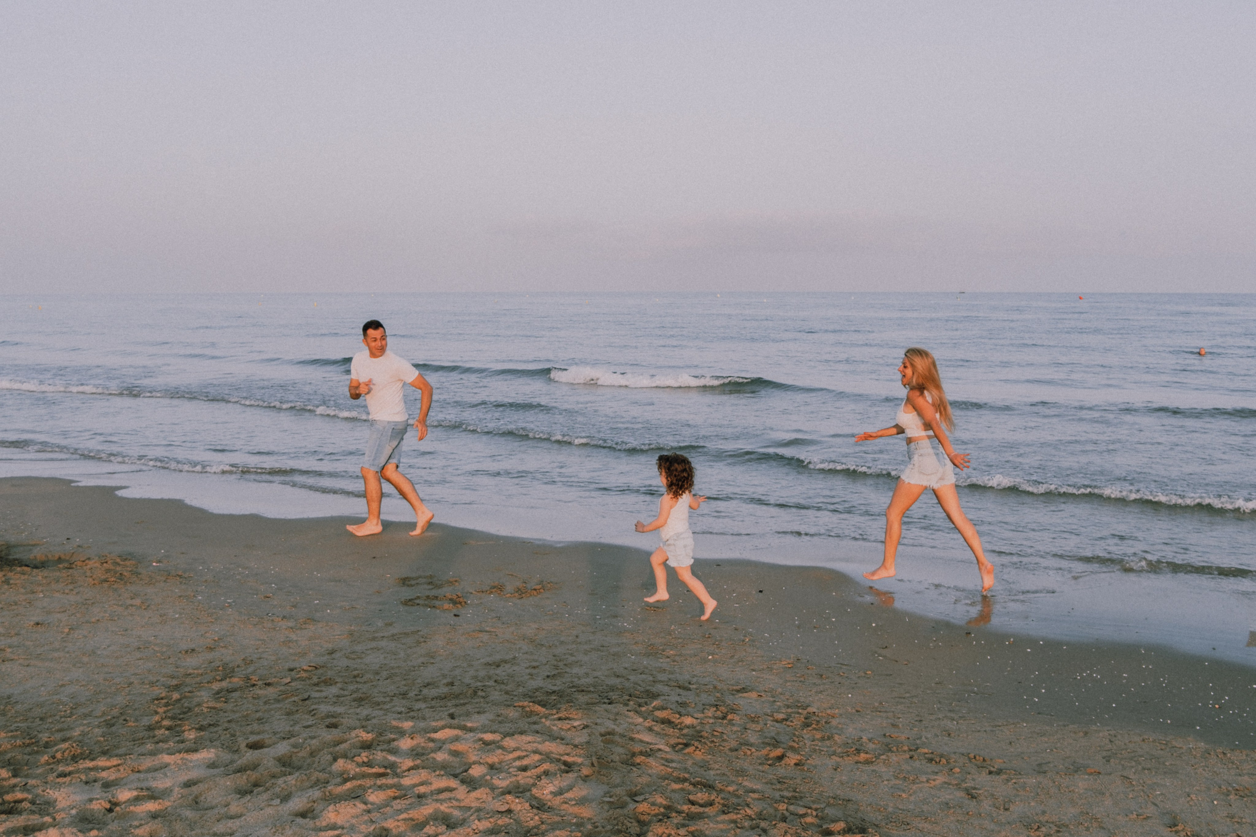 Sesión familiar en la playa. Fotografía profesional en Calafell - Elena Medvedeva