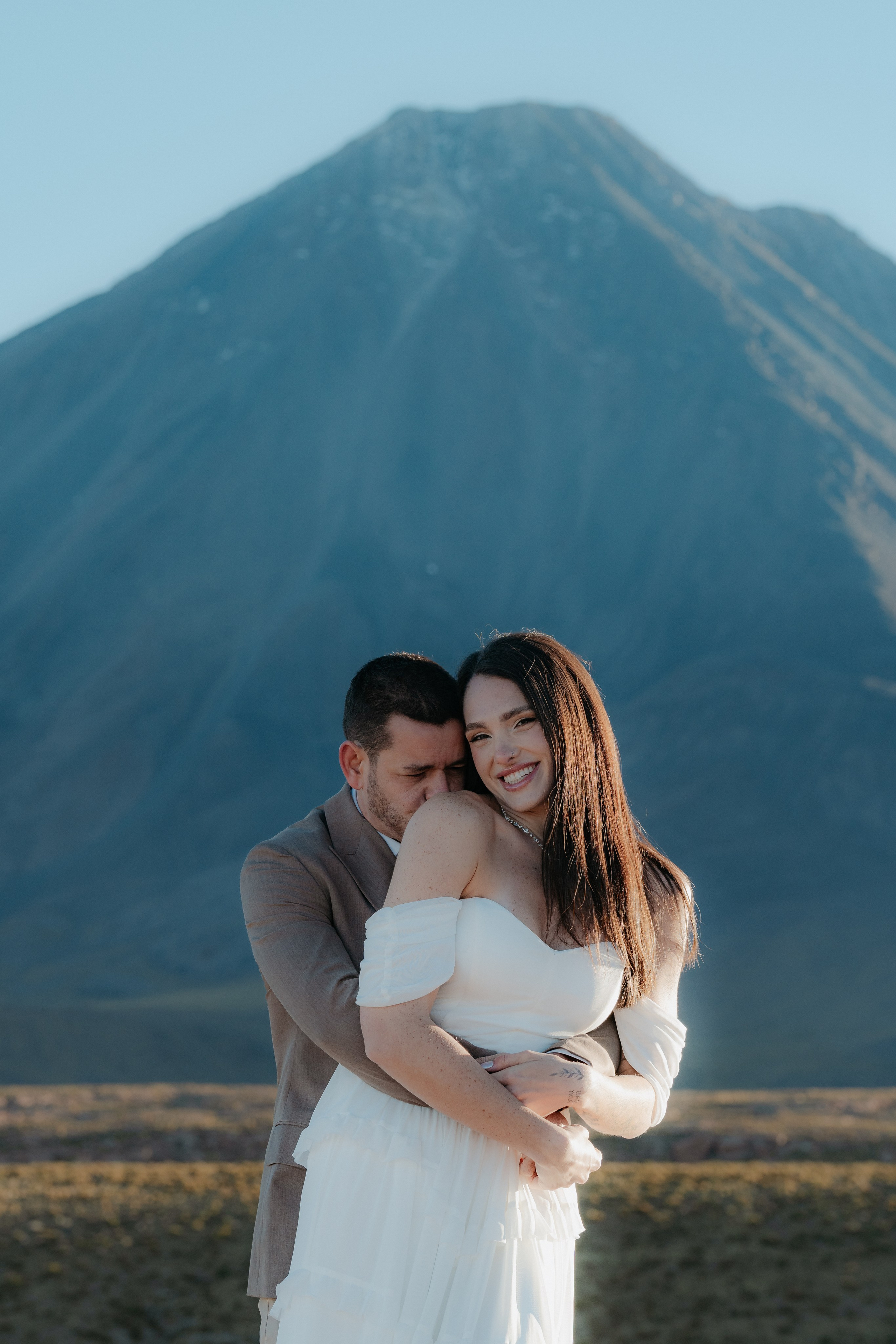 Pre-wedding no mirante do vulcão Licancabur. Photographer in San Pedro de Atacama