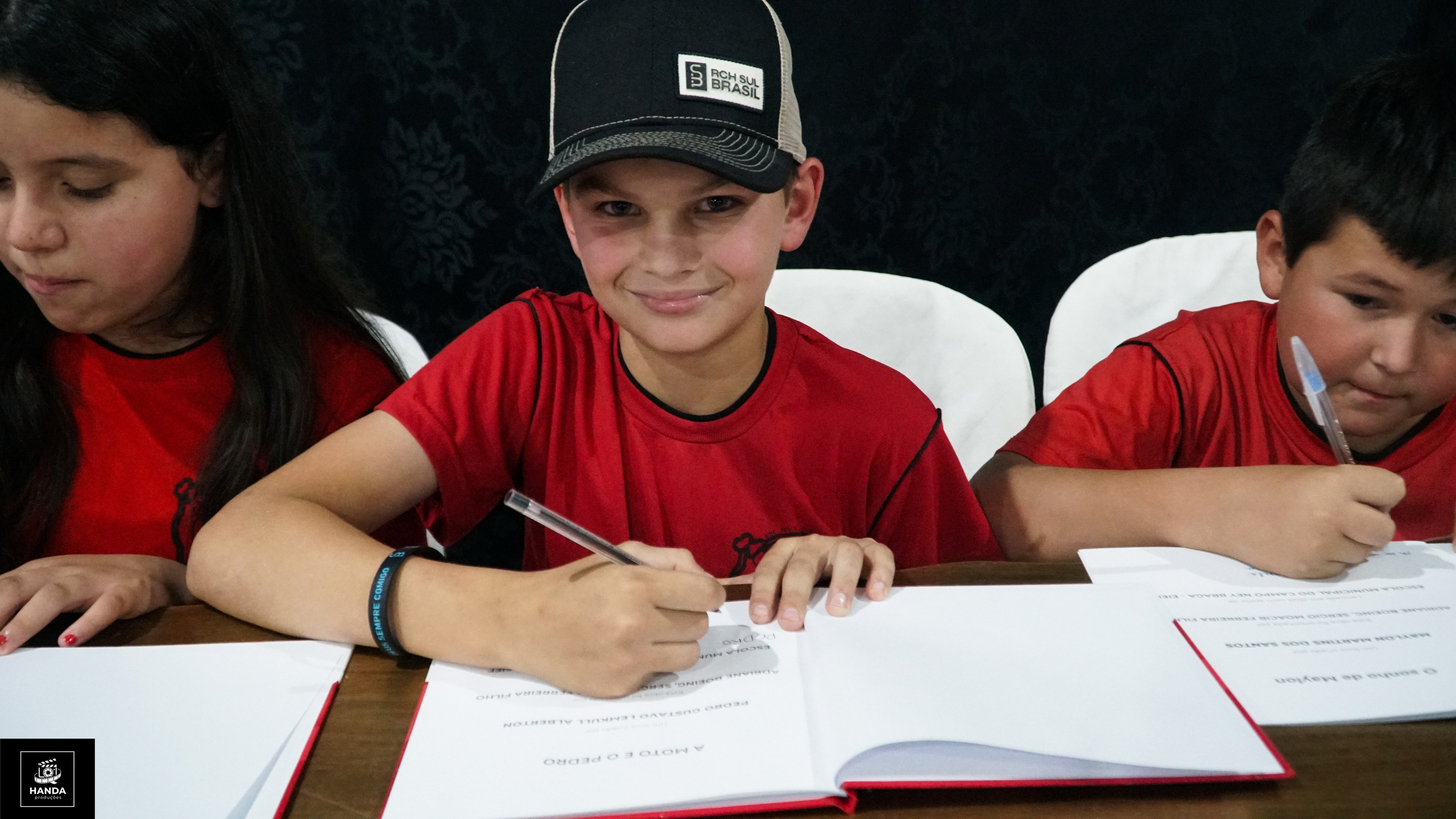 Noite autógrafos colégio Aurélio Buarque de Holanda. Handa Produções