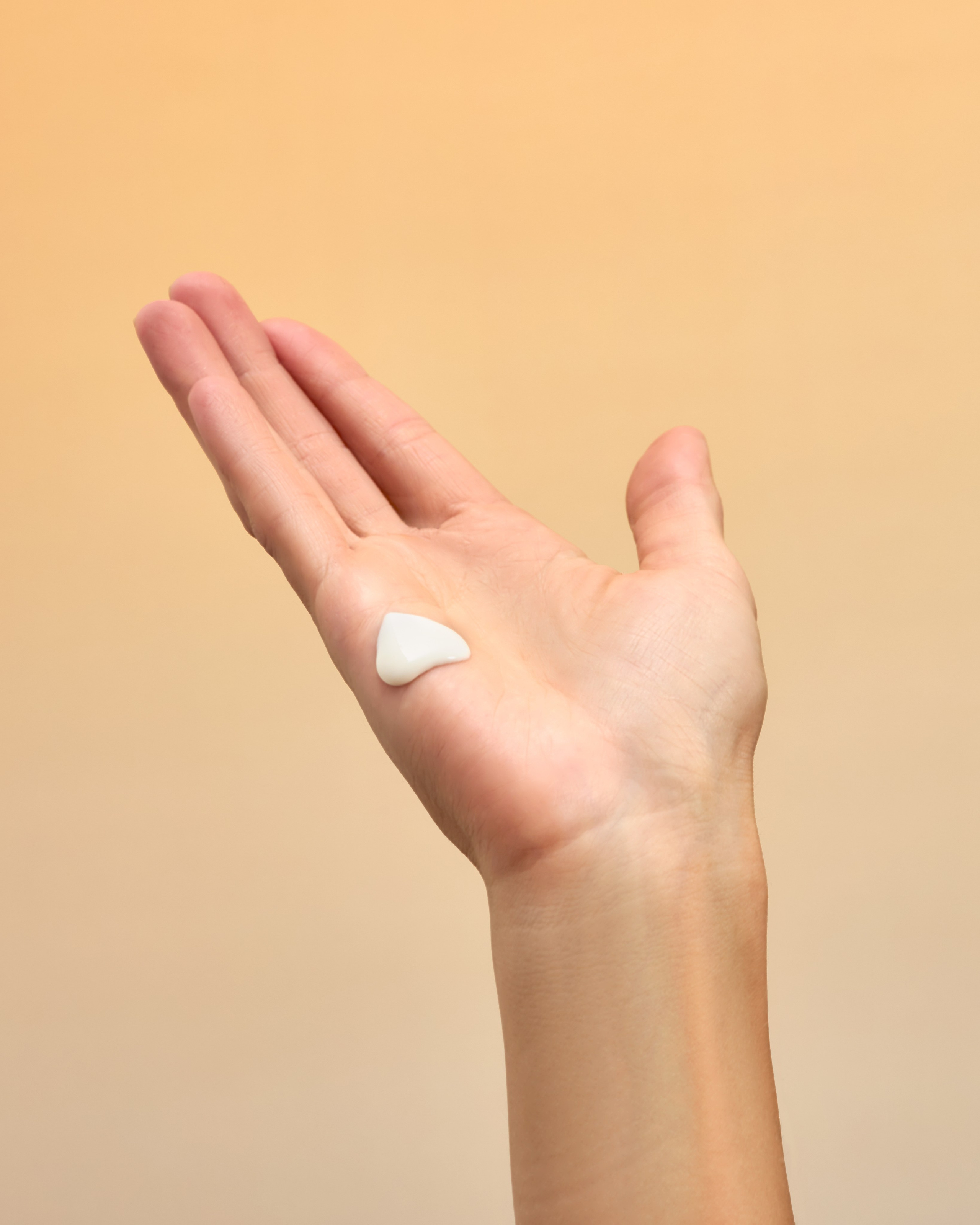 Kreative Aufnahme von Gesichtscreme als Herz auf Hand, professionelle Werbefotografie für Produktpräsentation und Werbung