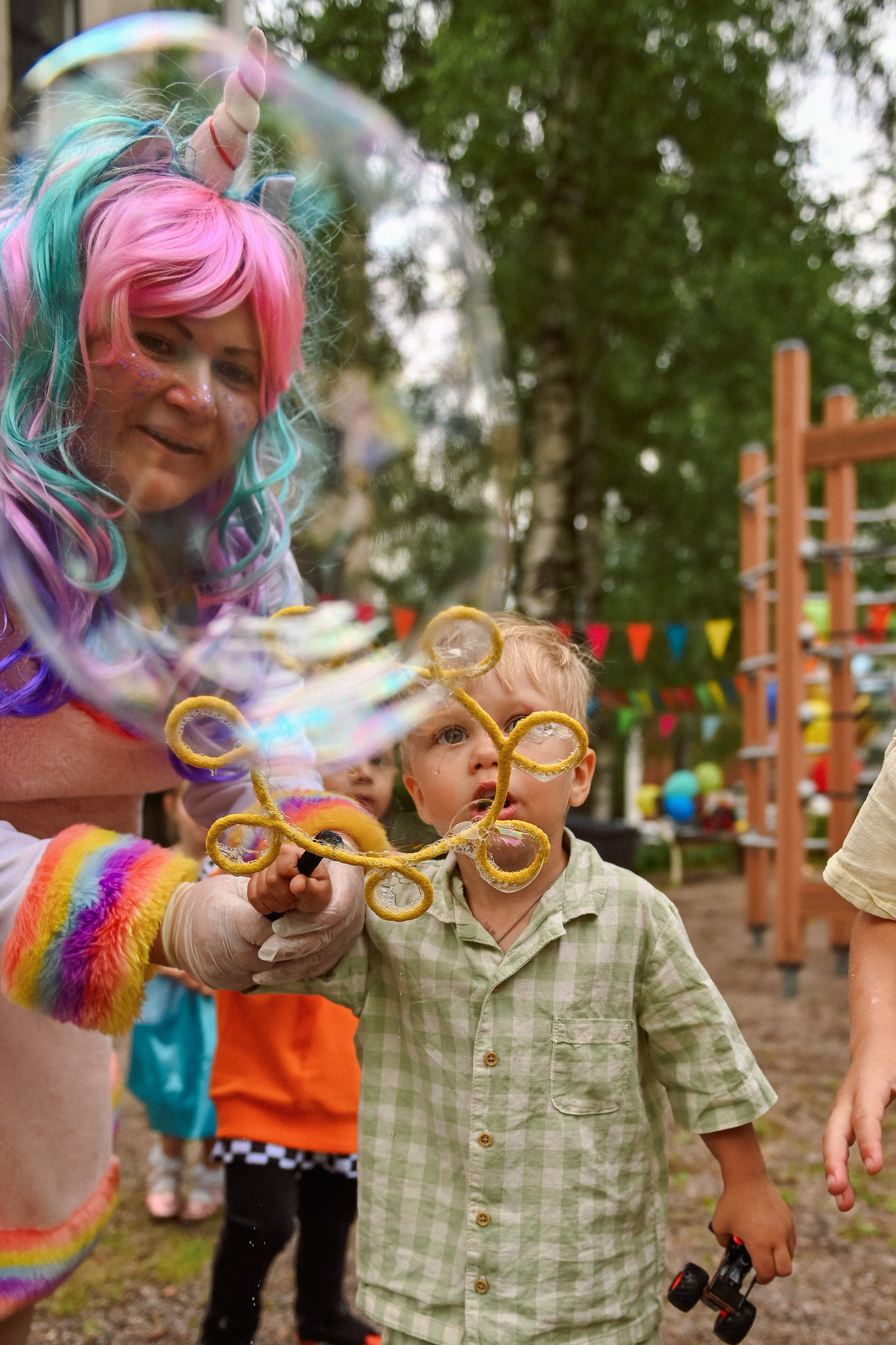 Праздник во дворе дома. Детский и семейный фотограф в финляндии дина пулкка. контент фотограф