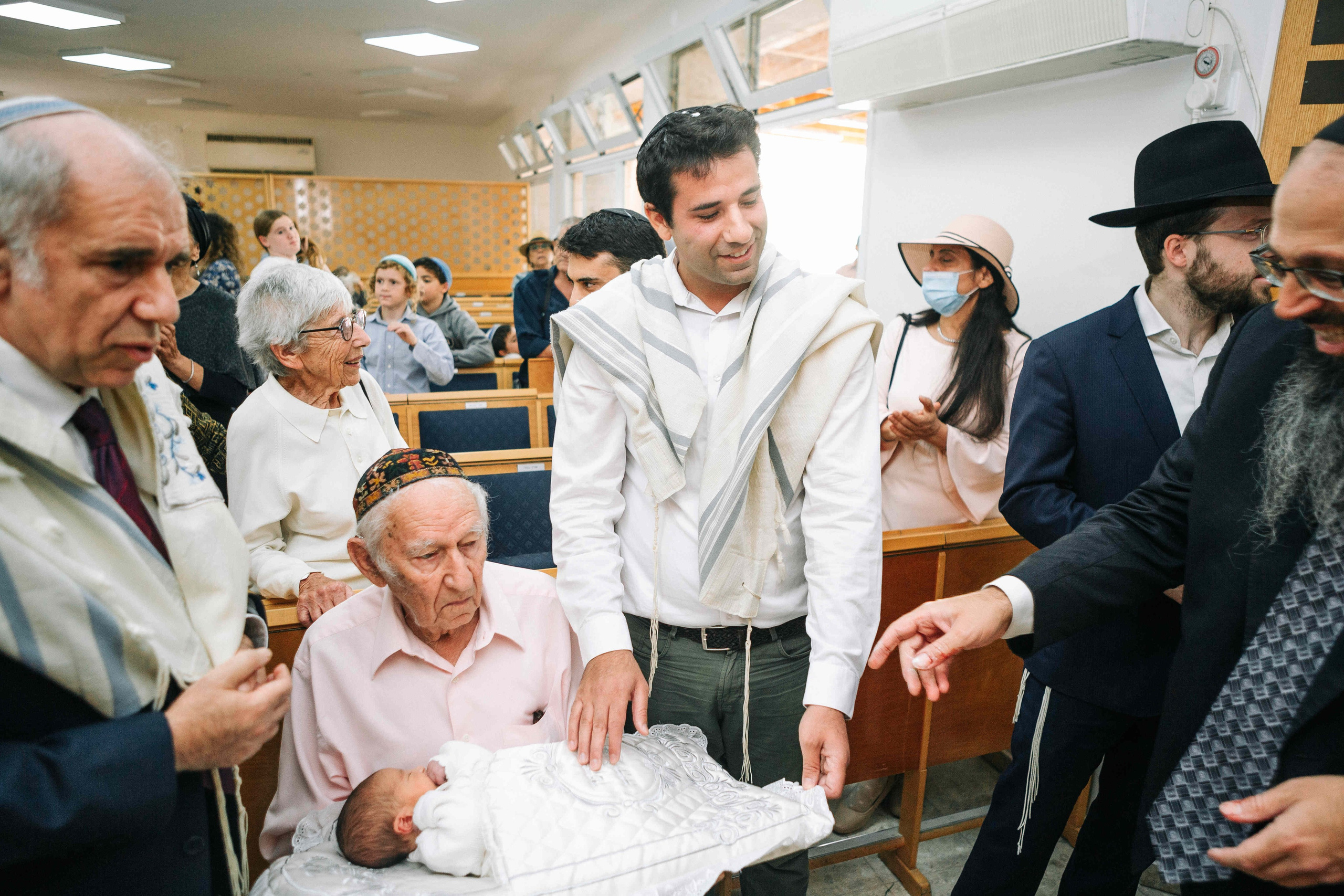 BRITH MILA IN THE SMALL SYNAGOGUE. PHOTOGRAPHER IN ISRAEL