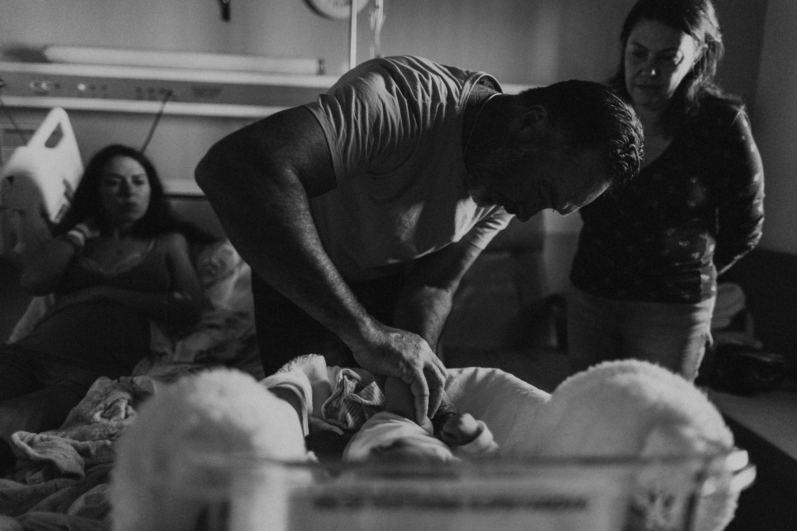 1 day before & after Helen’s Birth. Fotografa documental de familia e nascimento em Florianópolis SC Daria Ermolaev