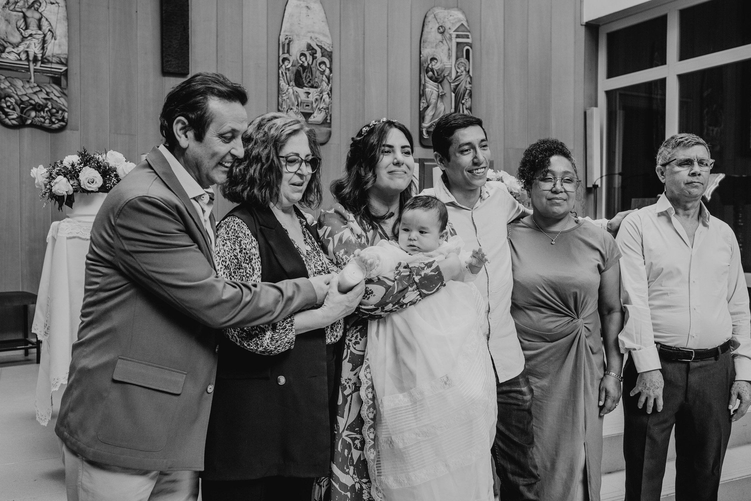 Retrato de bebé con traje de bautizo en estudio fotográfico Rainbox, Torrejón de Ardoz