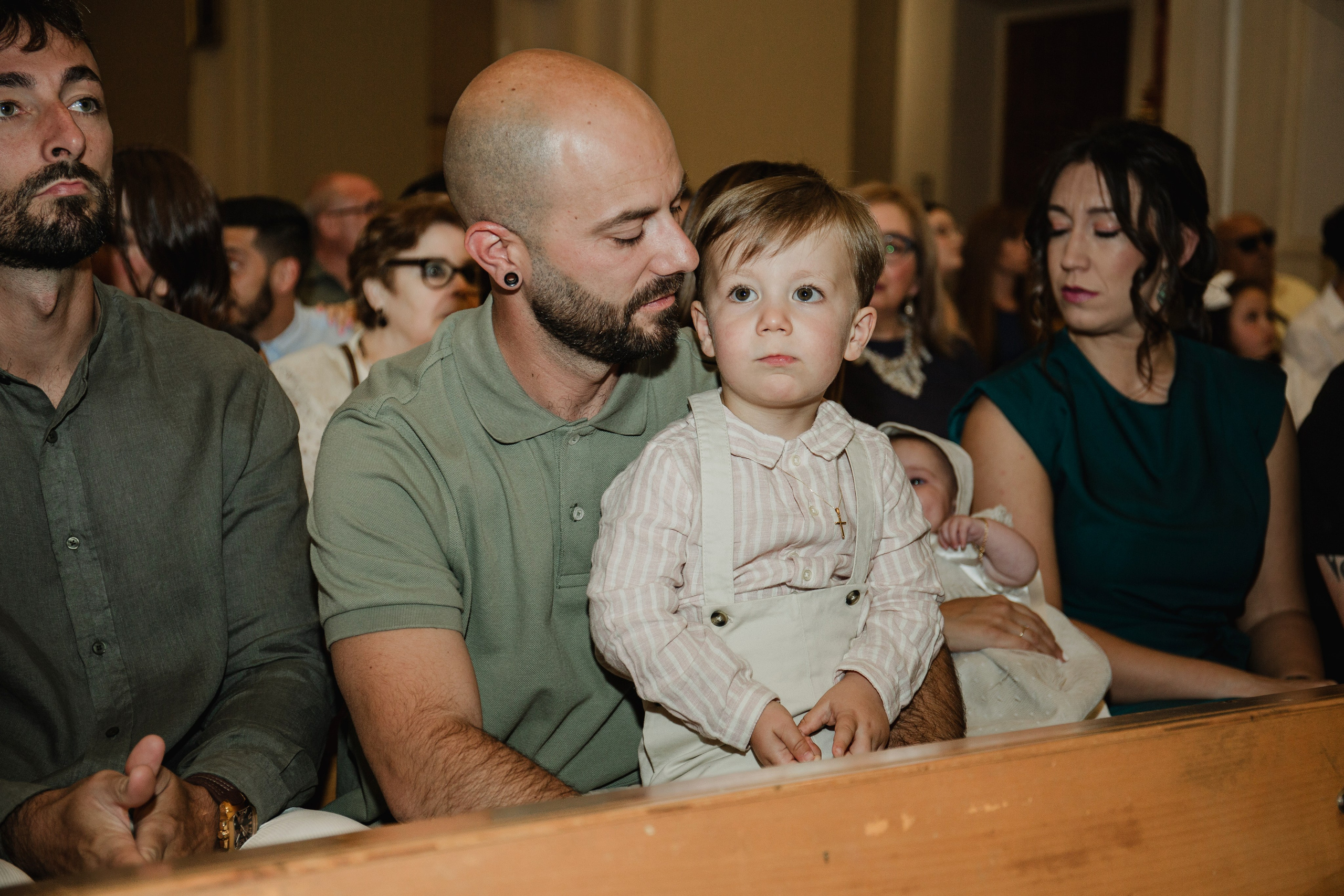 Retrato de bebé con traje de bautizo en estudio fotográfico Rainbox, Torrejón de Ardoz