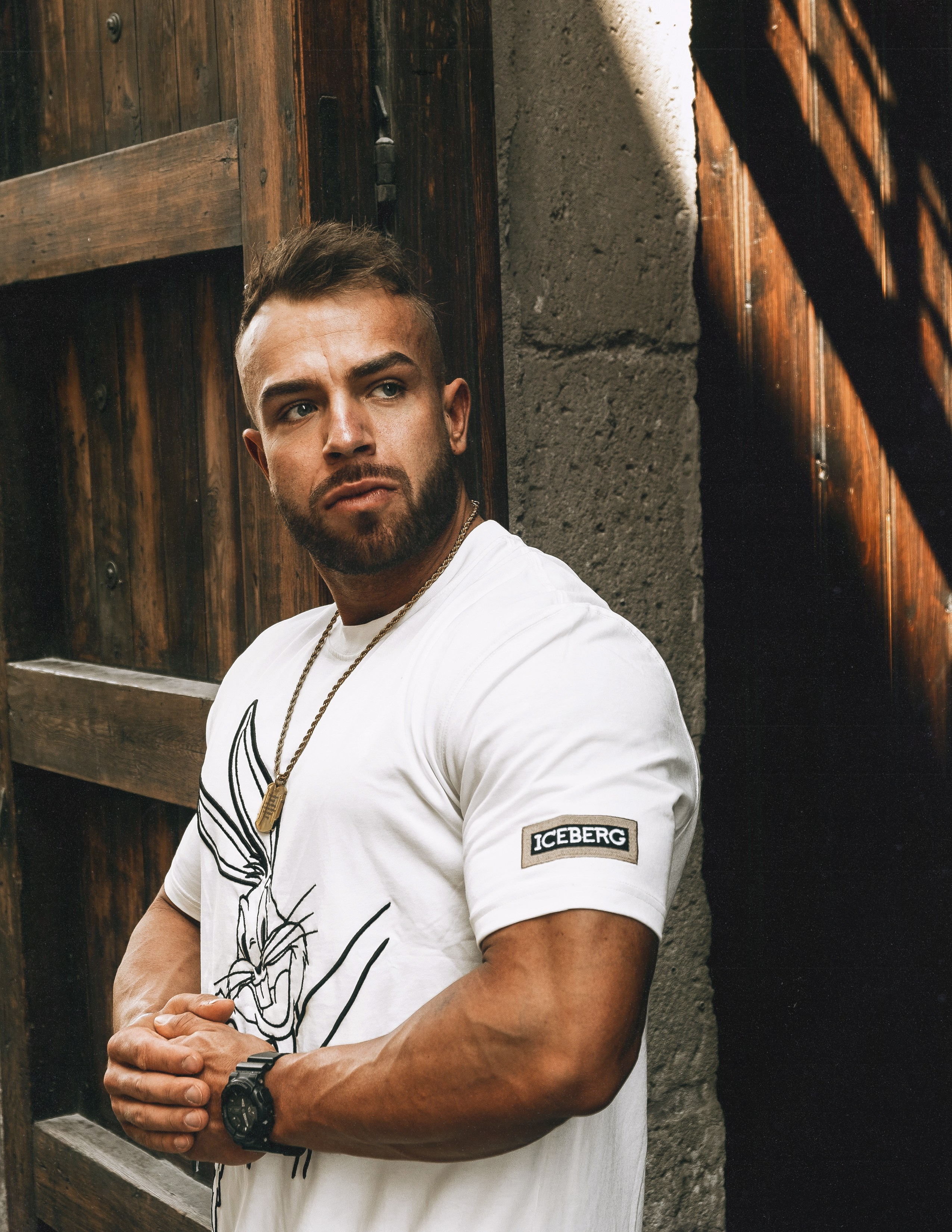 Фотосессия бодибилдера Kacper Bąkiewicz в старом городе Аликанте — Портретный фотограф в Испании