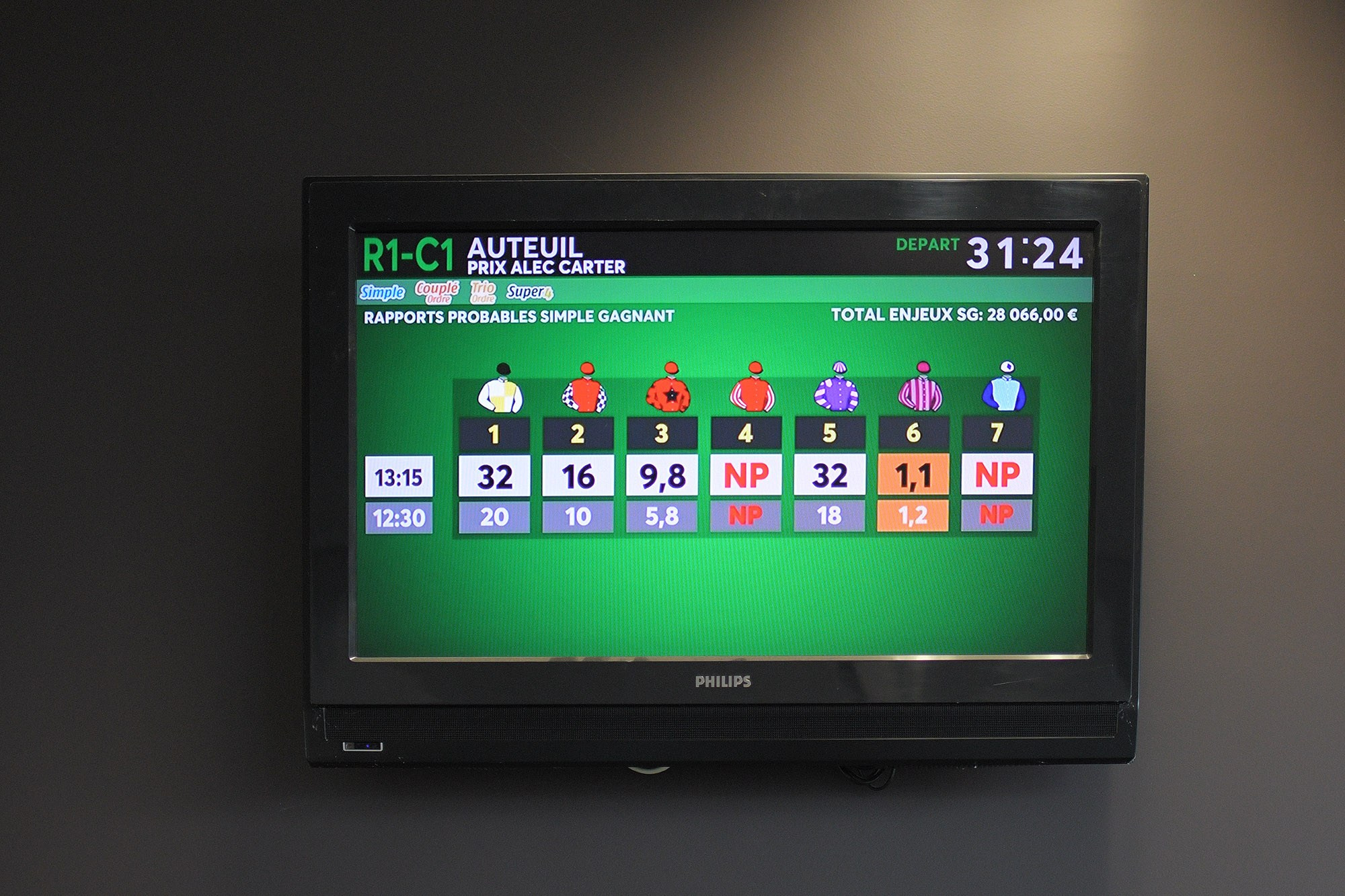Horse racing betting odds screen at Hippodrome d’Auteuil Paris