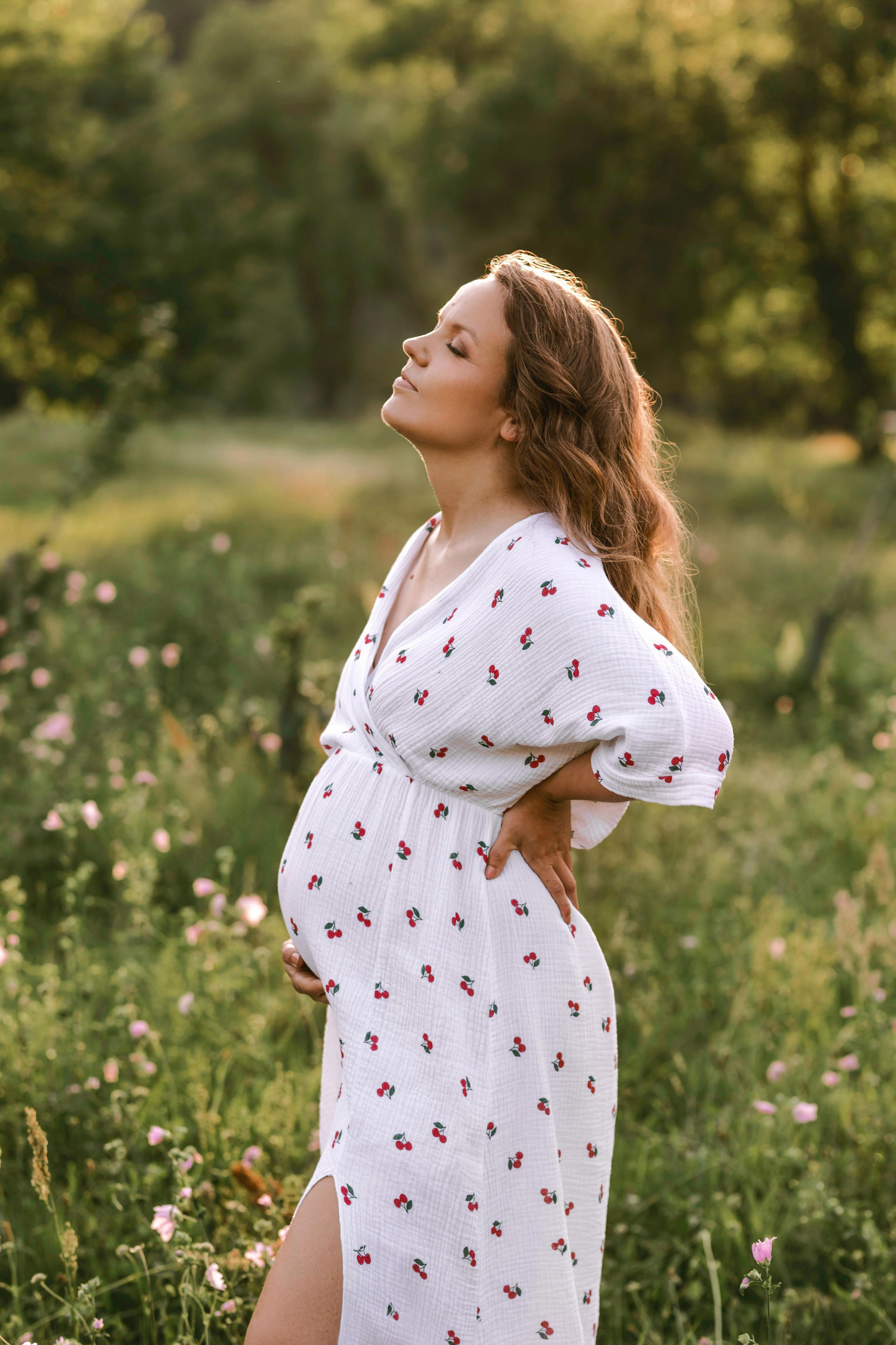 VIKTORIJA IR LINAS | LAUKIMO FOTOSESIJA PIEVOJE. Vestuvių ir nėščiųjų fotografė Raminta Razmaitė