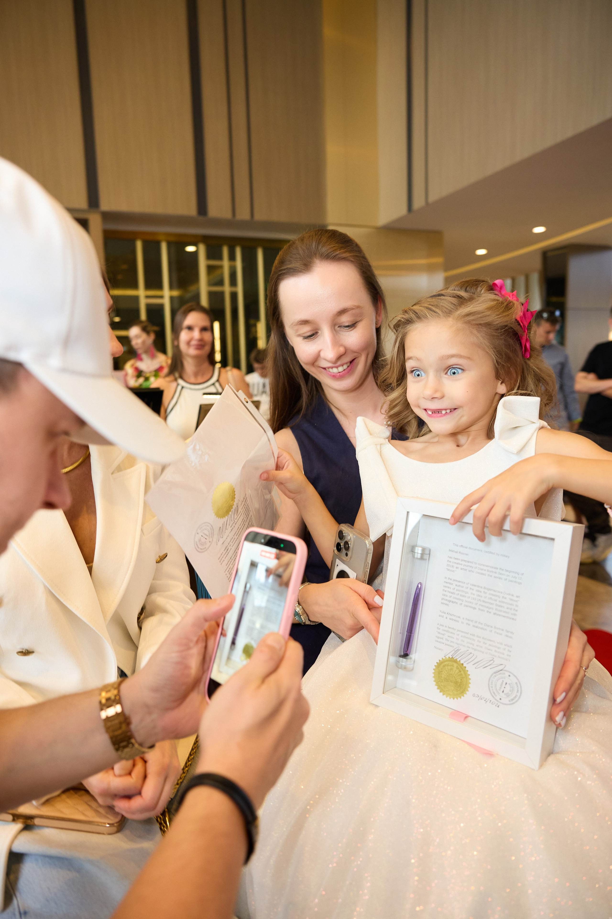 Авторская благотворительная художественная выставка Дианы Бортник. Фотограф Юлия Маковеева
