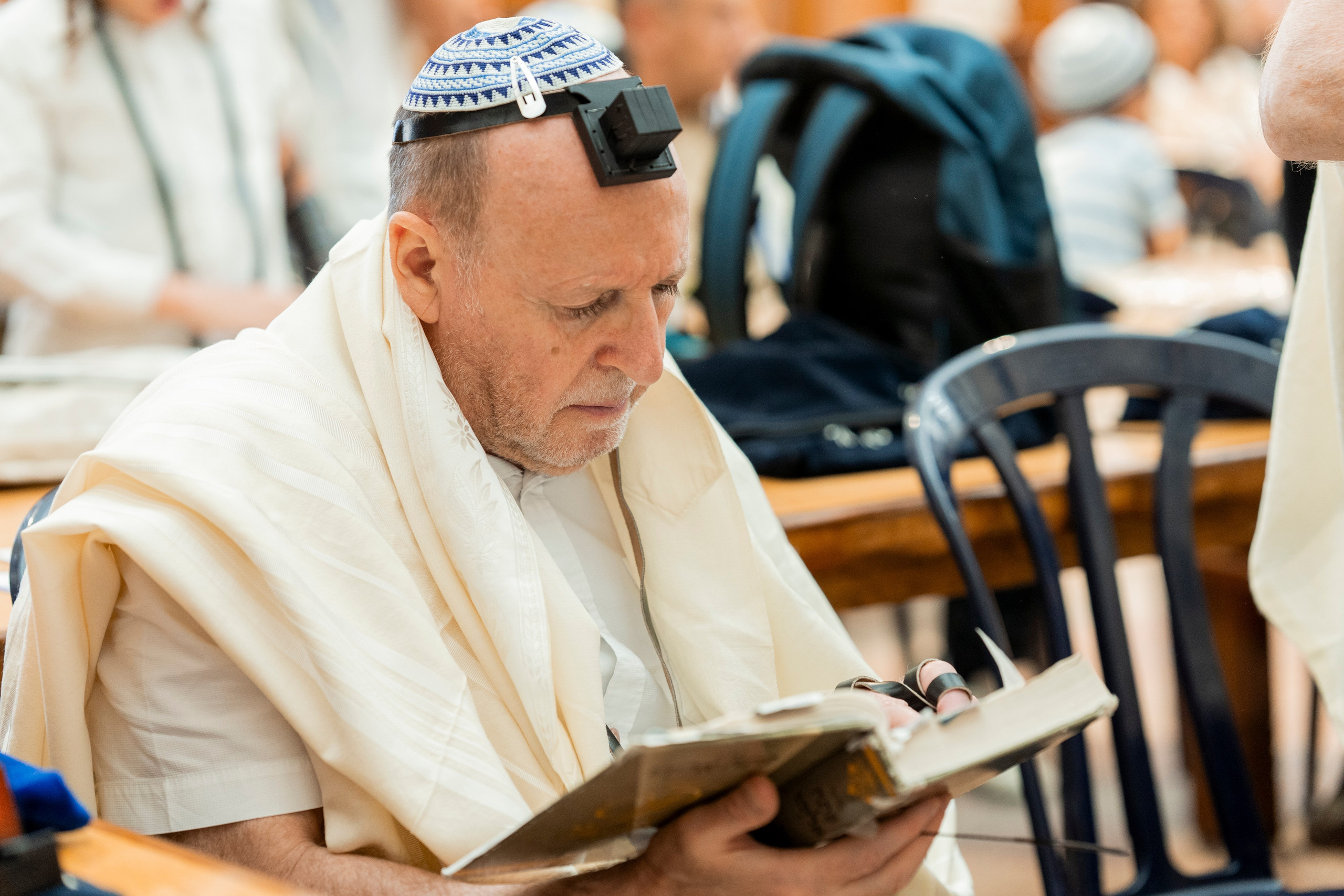 הנחת התפילין רפאל לוי. יוסף מזרחי צילום חתונה, ברית וזוגיות. צלם מקצועי שאוהב להוציא אתכם הכי יפים ברגעים הכי מרגשים